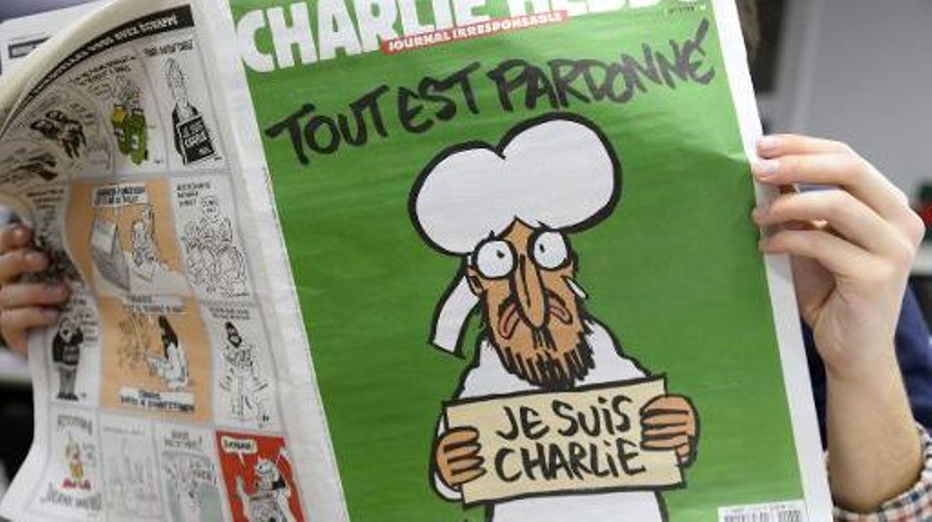Un homme lit la dernière édition de Charlie Hebdo, le 13 janvier 2015 à Paris 