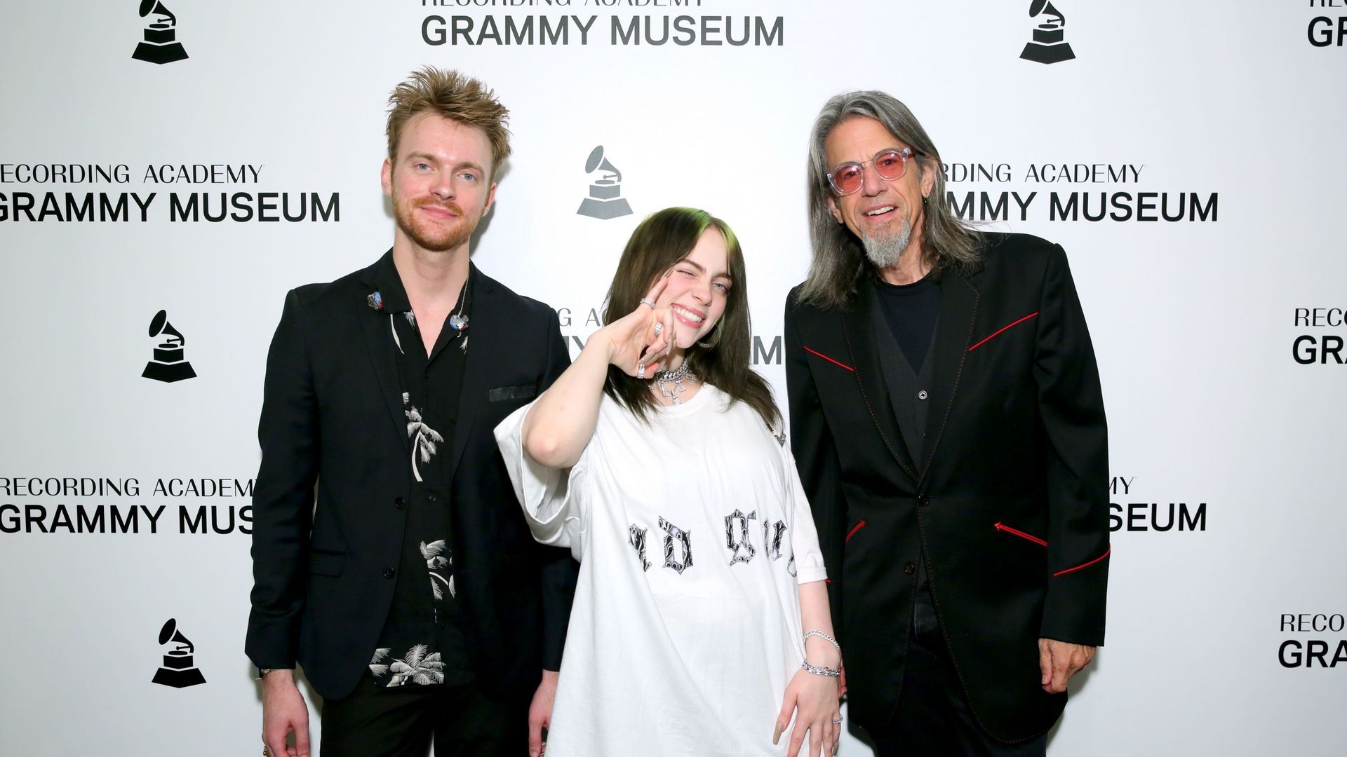 Billie Eilish et FINNEAS avec le directeur artistique du Grammy Museum Scott Goldman