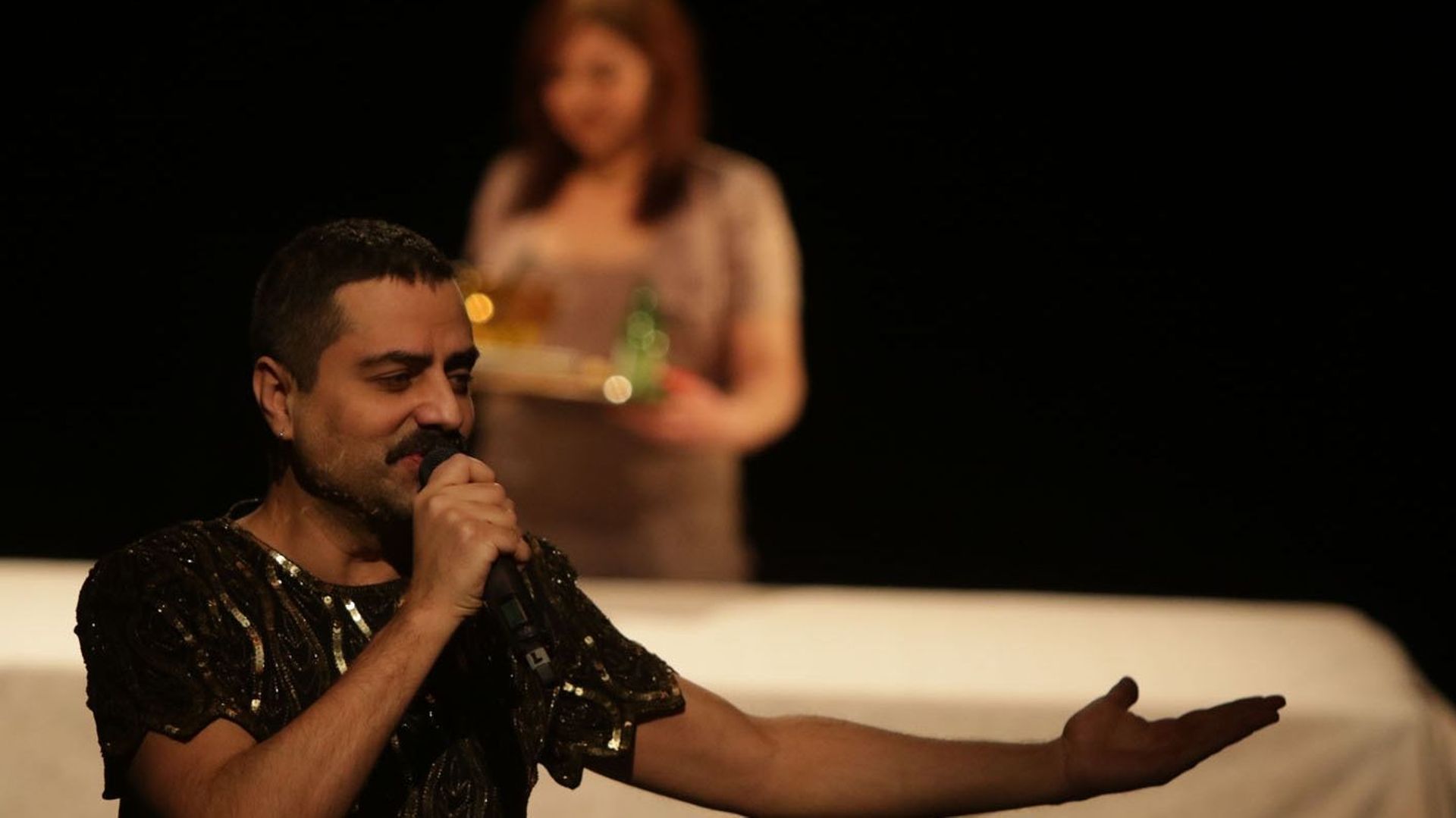 Gurshad Shaheman, présent sur scène, n’intervient que pour chanter des chansons populaires iraniennes