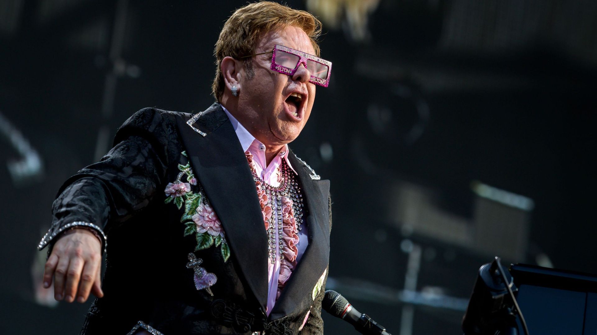 Elton John choqué par l'attitude du service de sécurité envers les femmes