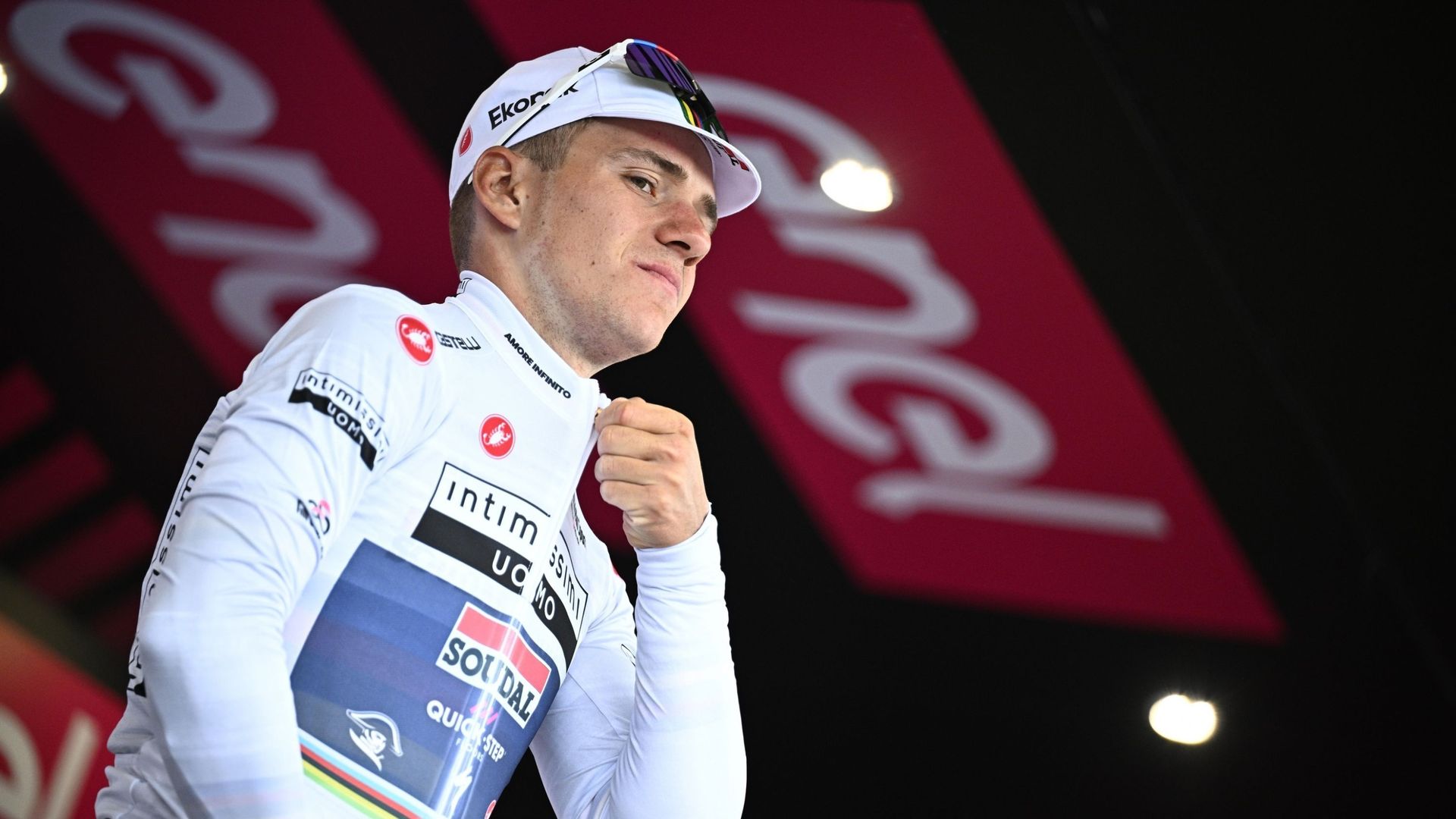 Evenepoel avec le maillot blanc lors de la cérémonie protocolaire de la première étape de ce Giro 2023.