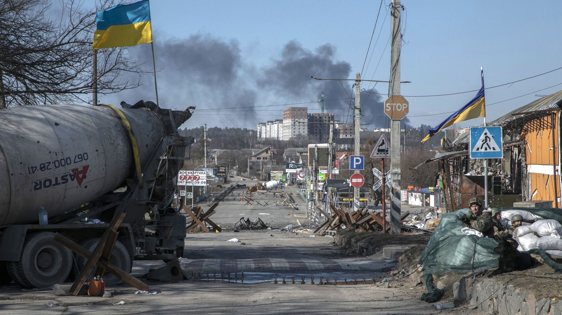 Fumée au loin provenant du bombardement de la ville de Boutcha le 11 mars 2022 à Irpin, en Ukraine. Photo de Laurent Van der Stockt pour Le Monde/Getty Images.