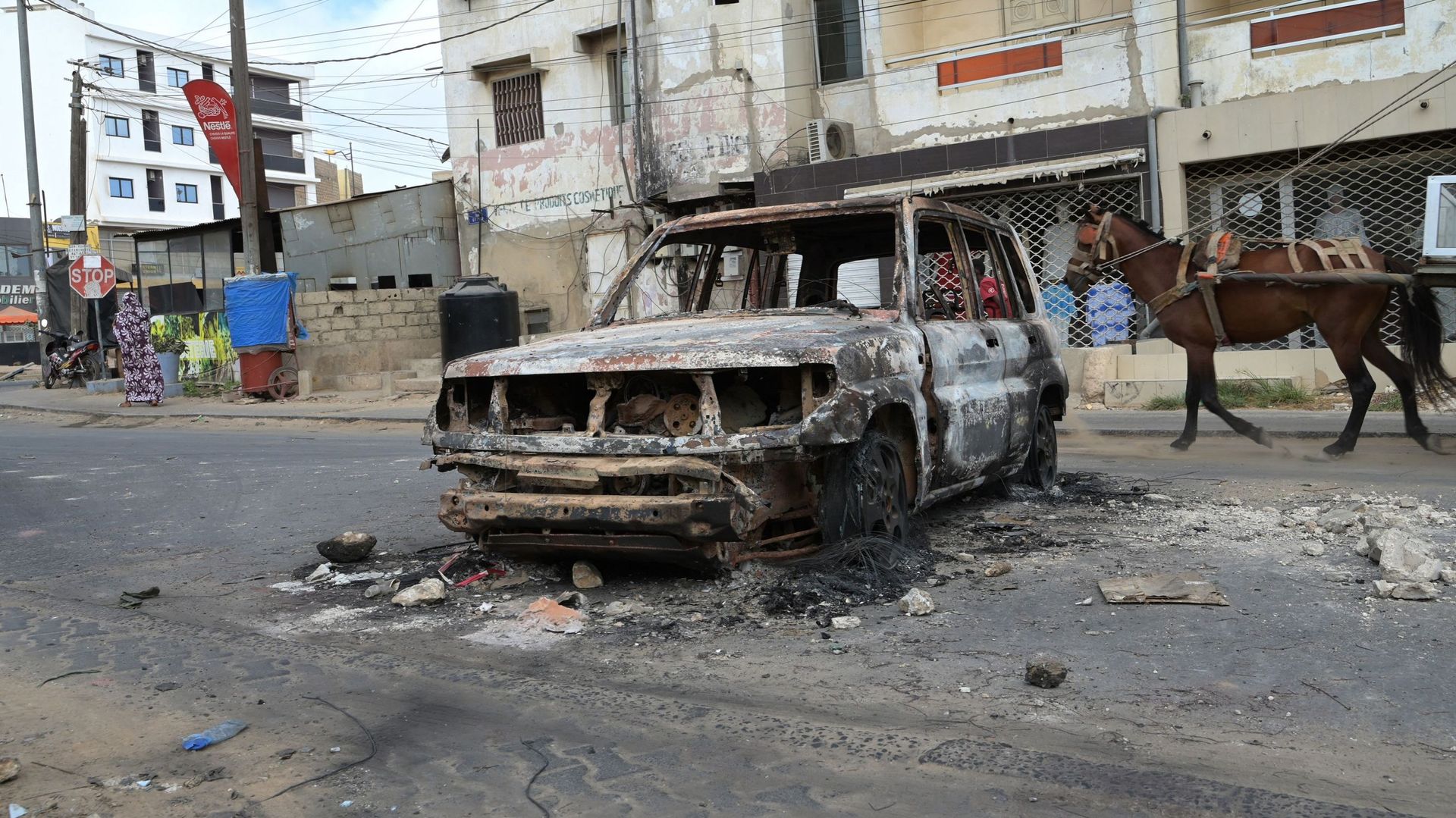 Une voiture incendiée dans une rue de Dakar