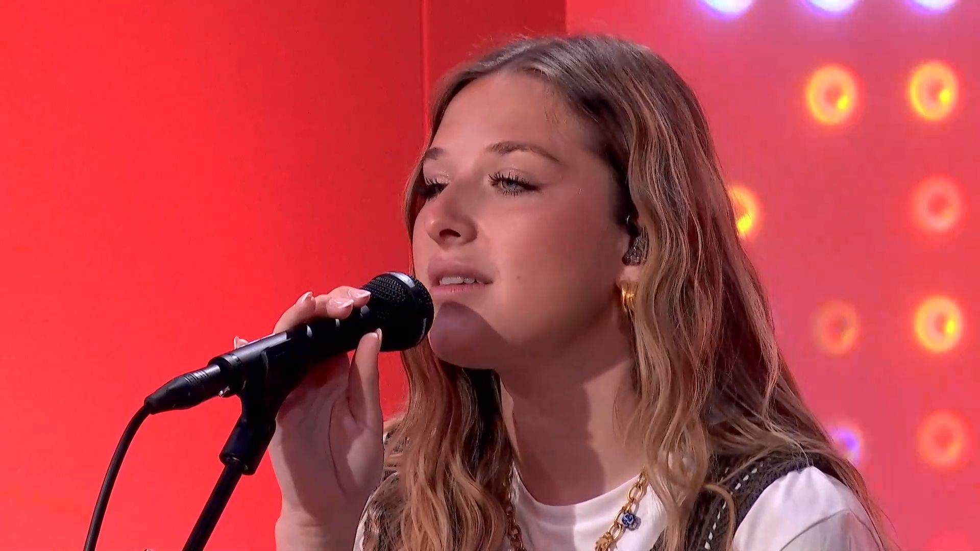 Helena Bailly nous fait découvrir en live son nouveau titre 'Summer body'  dans une prestation captivante - RTBF Actus