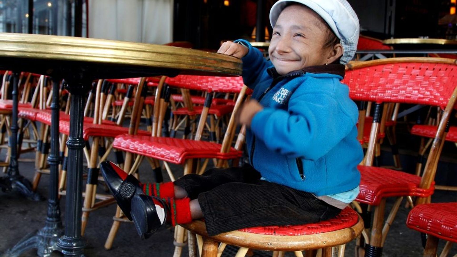Khagendra Thapa Magar, considéré comme l'homme le plus petit du monde, à Paris en octobre 2011.