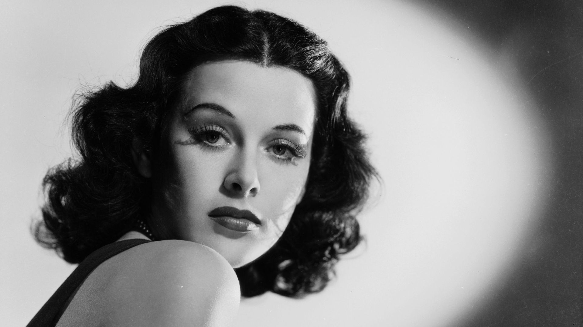 L’icône glamour du cinéma Hedy Lamarr (1914-2000) est aussi l’inventrice d’un système secret de codage des transmissions à l’origine du GPS et du Wi-Fi.