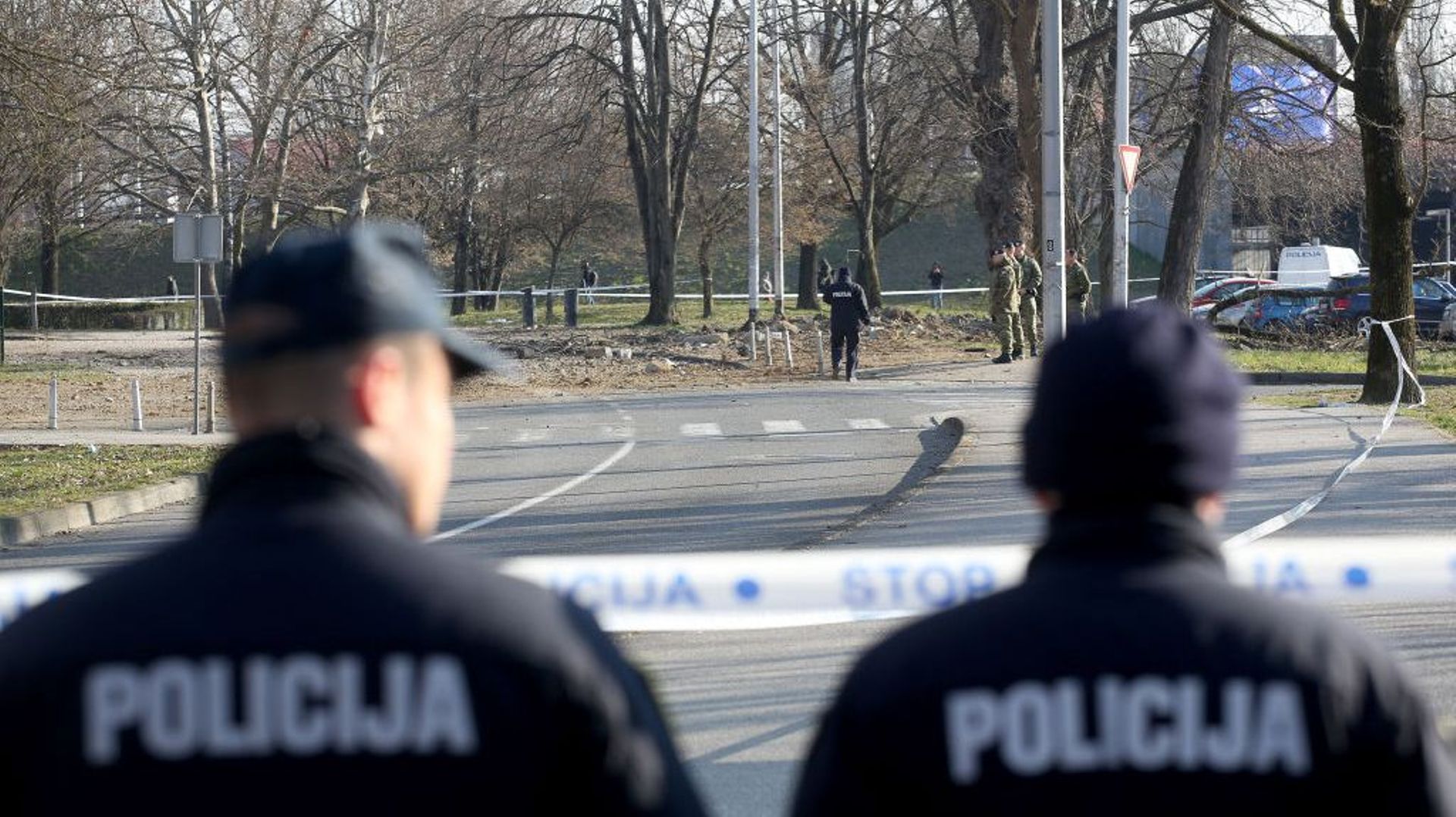 Des policiers prennent des mesures de sécurité après le crash d'un drone dans la capitale croate, Zagreb, le 11 mars 2022.