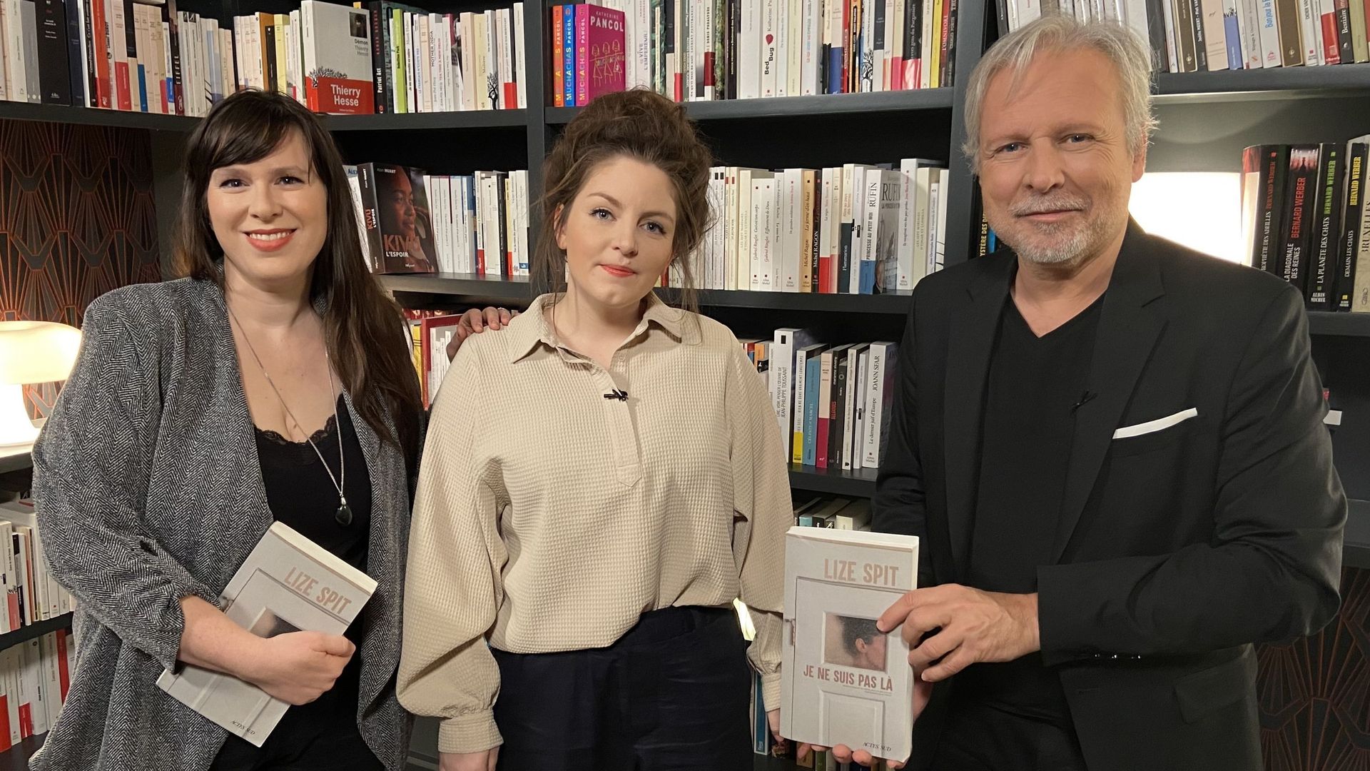 L'autrice Lize Spit entourée de Lucile Poulain et de Thierry Bellefroid