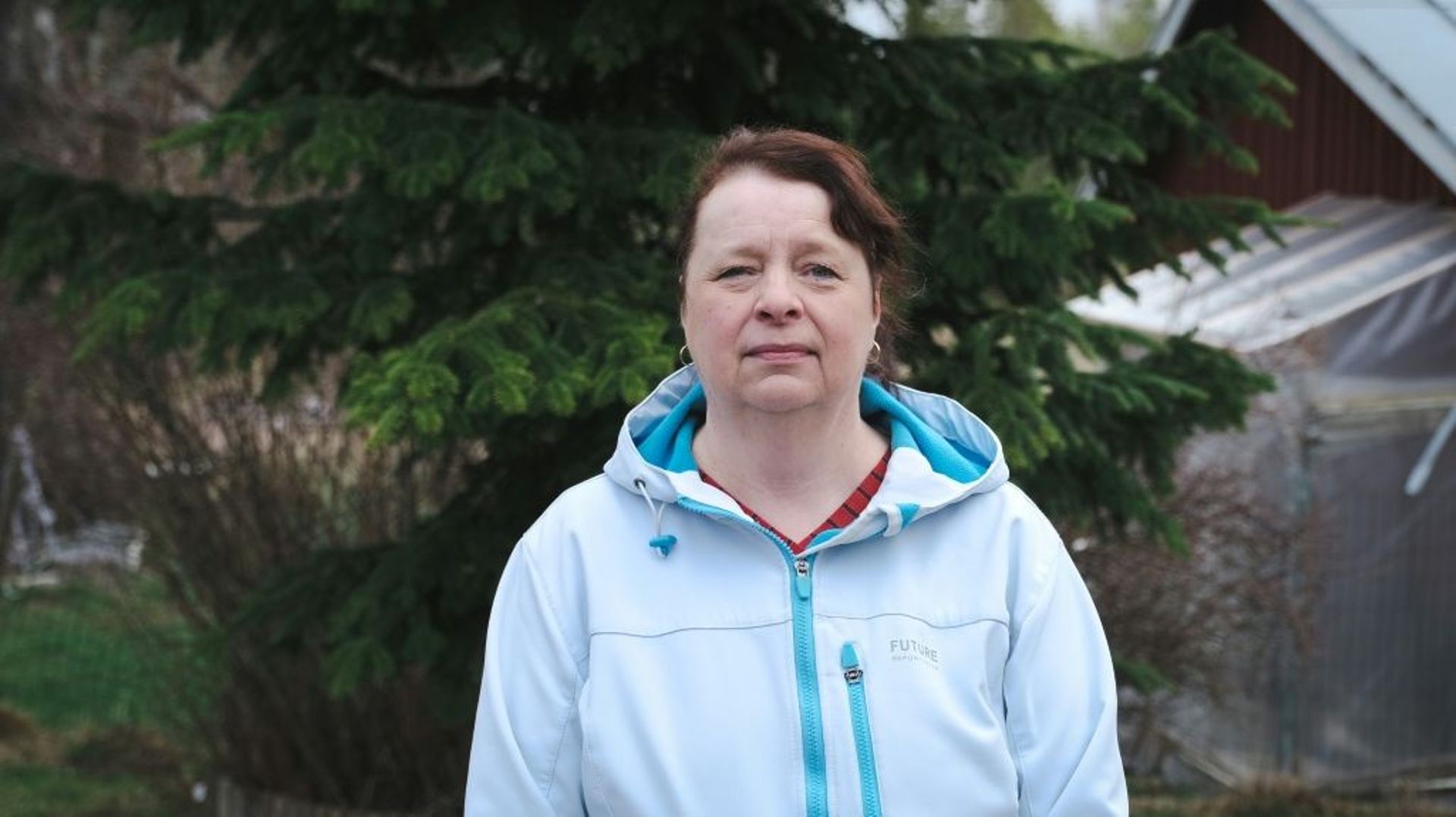Jaana Rikkinen, enseignante de 59 ans, pose à Vainikkala, dans le sud-est de la Finlande, le 13 mai 2022.