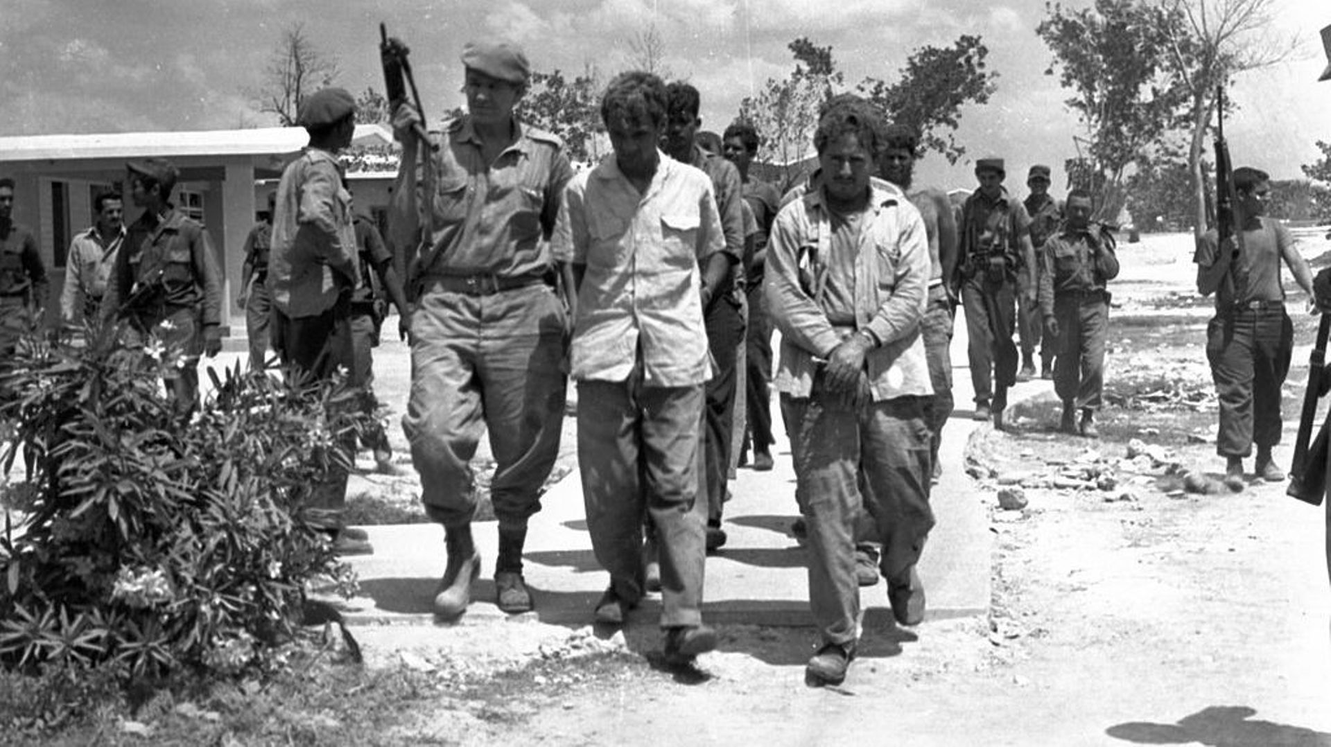 Plus de 1200 'mercenaires' cubains, opposés au régime de Fidel Castro, sont faits prisonniers par l’armée cubaine.