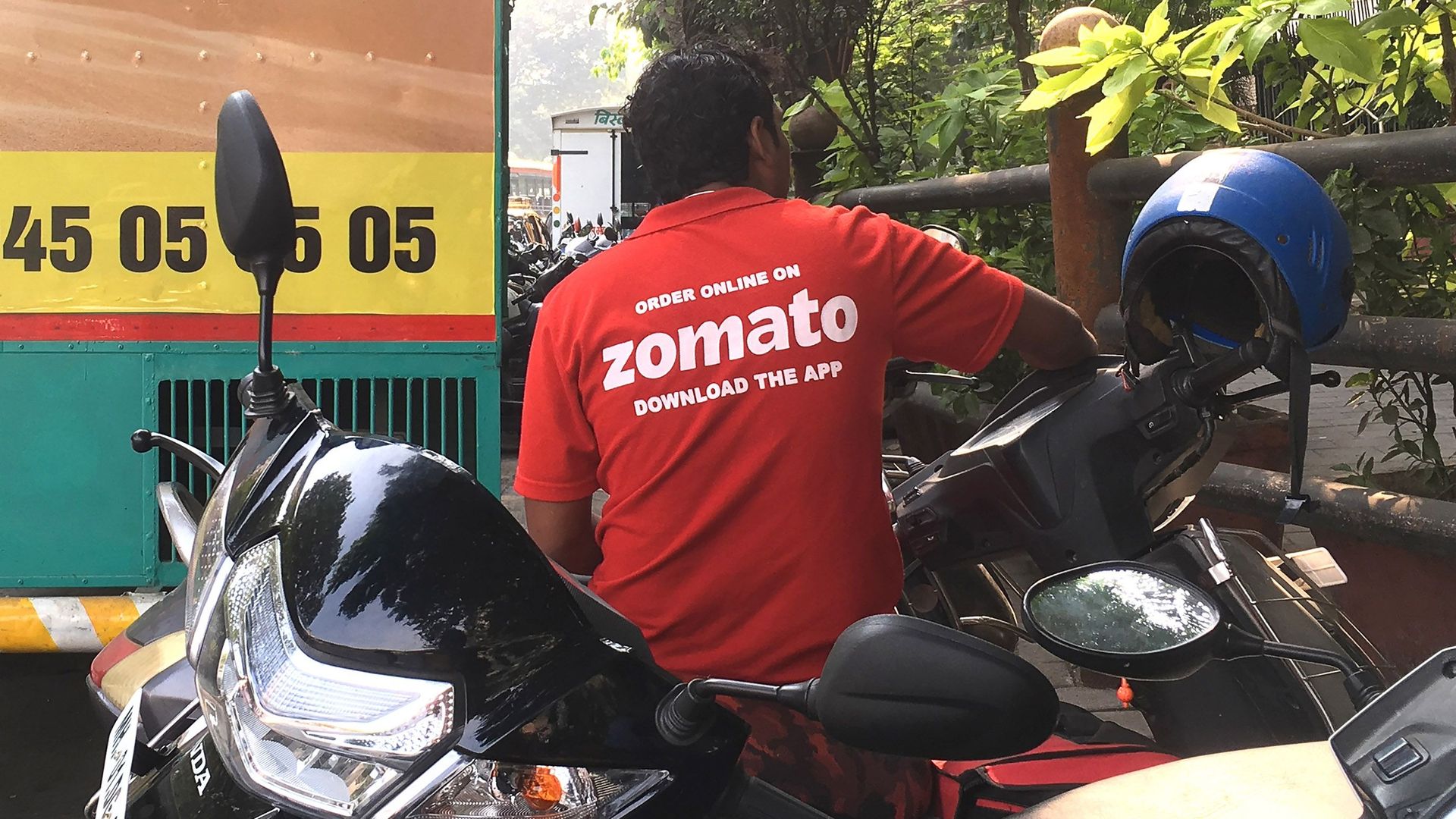 Uber a cédé son activité de livraisons de repas en Inde à un de ses concurrents dans le pays, Zomato.
