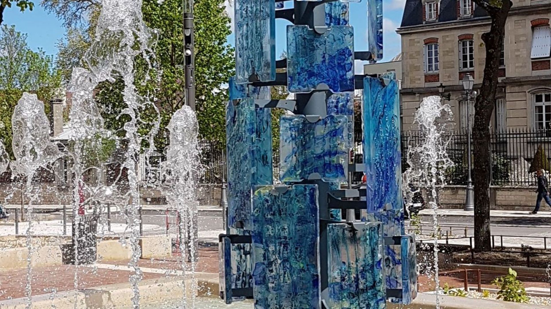 En 2019, la Ville de Troyes lui commande une composition sculpturale urbaine : elle suggère les nymphéas, en hommage au peintre Claude Monet.