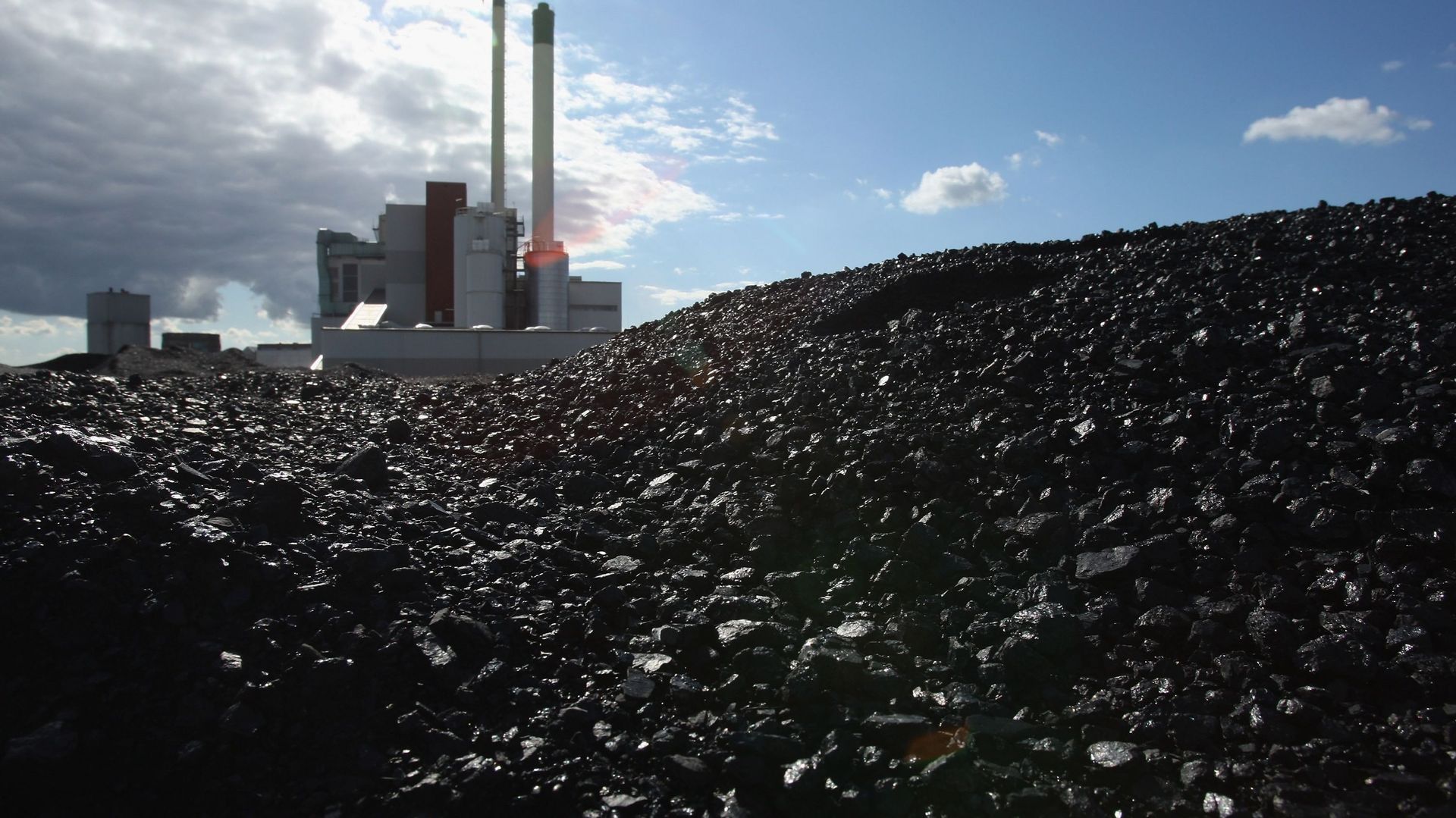 La centrale électrique à charbon et à déchets de Statdtwerke Nuemuenster se trouvant derrière un monticule de charbon, le 3 août 2007 à Nuemuenster, en Allemagne.