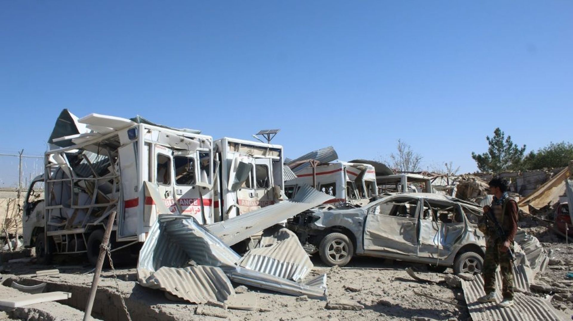 Les forces de sécurité afghanes inspectent sur le site d'une explosion à Qalat dans la province de Zaboul, le 19 septembre 2019