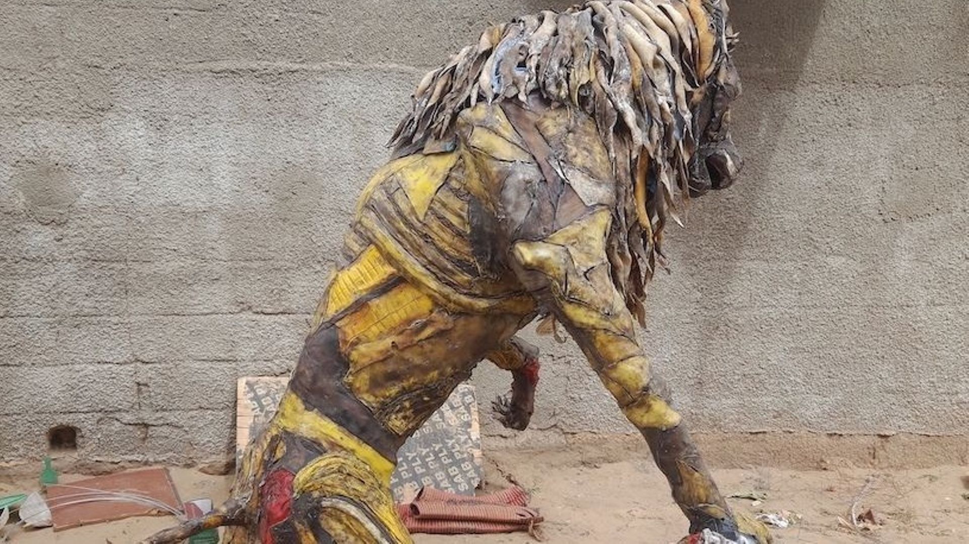 Sculpteur contemporain originaire de Guinée, Mamady Kanté est un passionné. Sa spécialité ? Les sculptures en plastiques recyclés ou en papier mâché. L’artiste s’attaque actuellement à une nouvelle œuvre : un lion géant entièrement composé de déchets plas