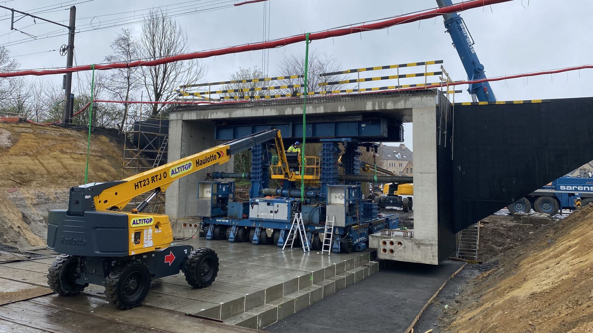 Le second pont est constitué de trois éléments en béton assemblés l'un à l'autre. Un quatrième élément sera coulé sur place pour compléter l'ouvrage.