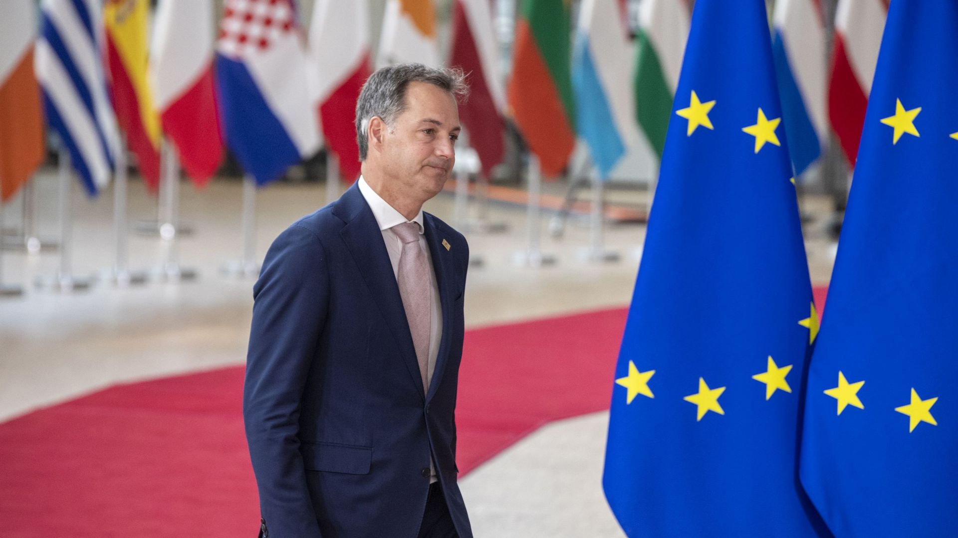Le Premier ministre Alexander De Croo arrive à la réunion spéciale du Conseil européen, au siège de l'Union européenne à Bruxelles, lundi 30 mai 2022. 
