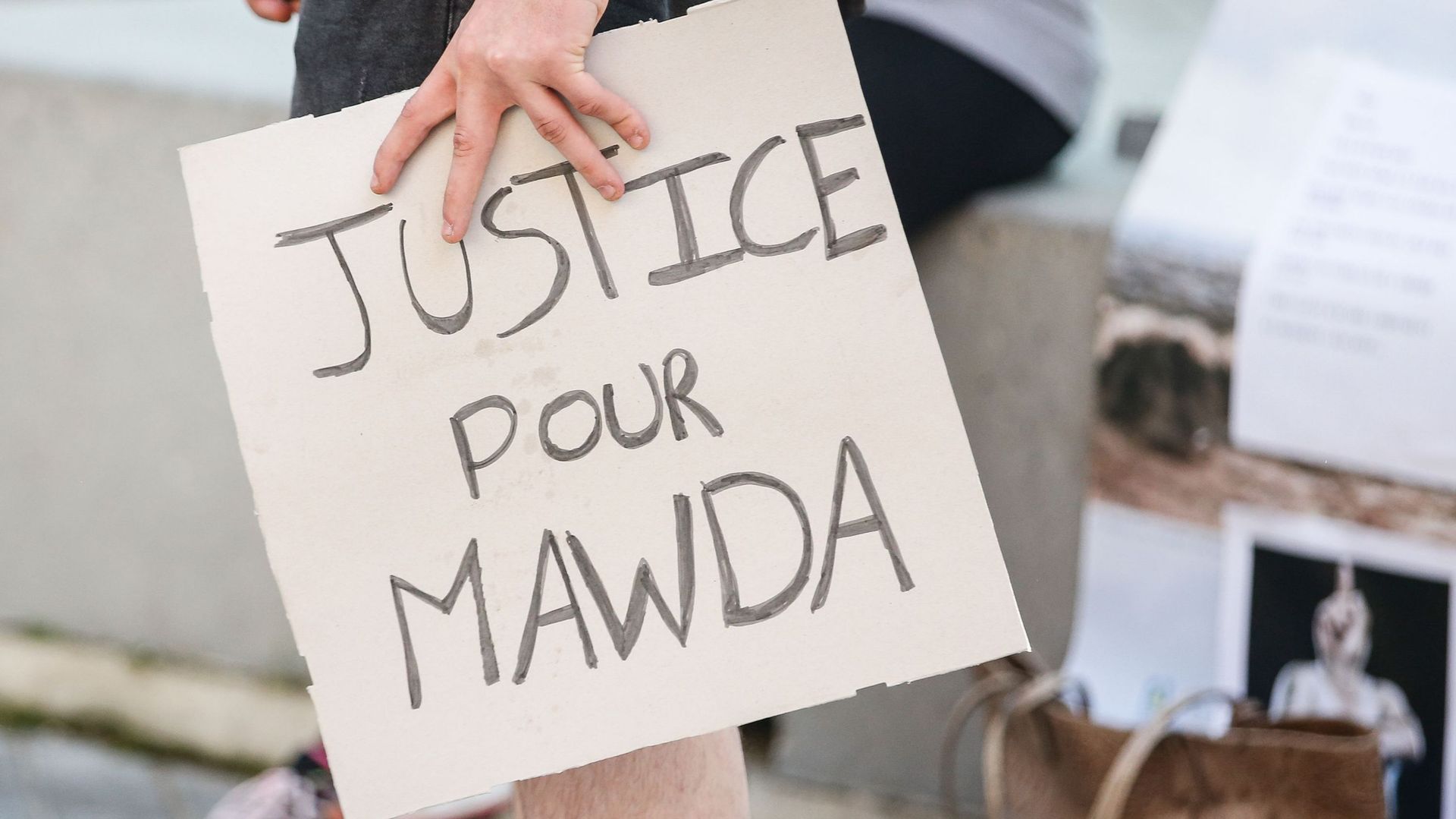Pancarte de soutien en marge du procès de l’affaire Mawda