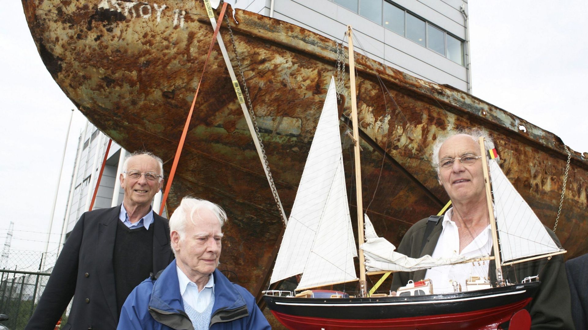 Les frères Piet et Staf Wittevrongel, et Raymond Derkinderen, le designer de l'Askoy II, en 2008, lors du rapatriement en Belgique du voilier pour restauration, avec sa maquette.