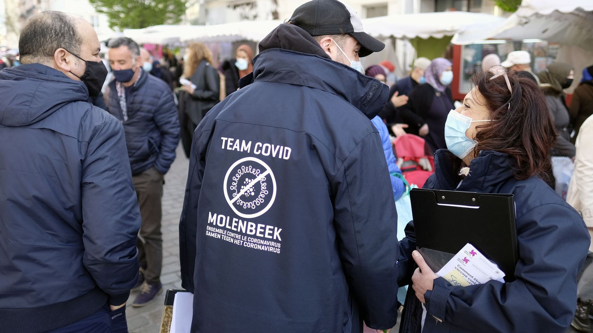 Action de sensibilisation sur le marché de Molenbeek le 6 mai 