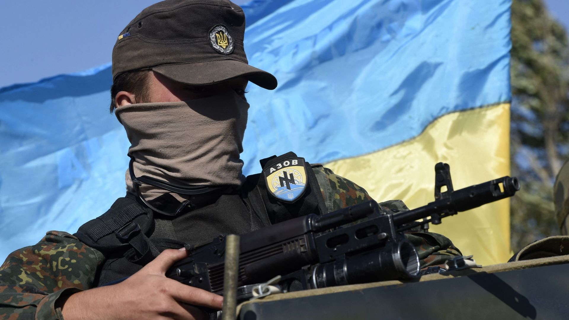 Un volontaire du bataillon paramilitaire ukrainien Azov à la périphérie de la ville portuaire clé du sud-est de Marioupol en 2014