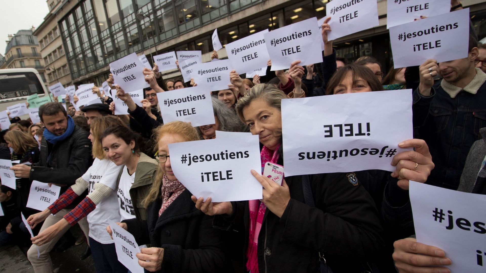 Des journalistes manifestent en faveur des grévistes de iTele.