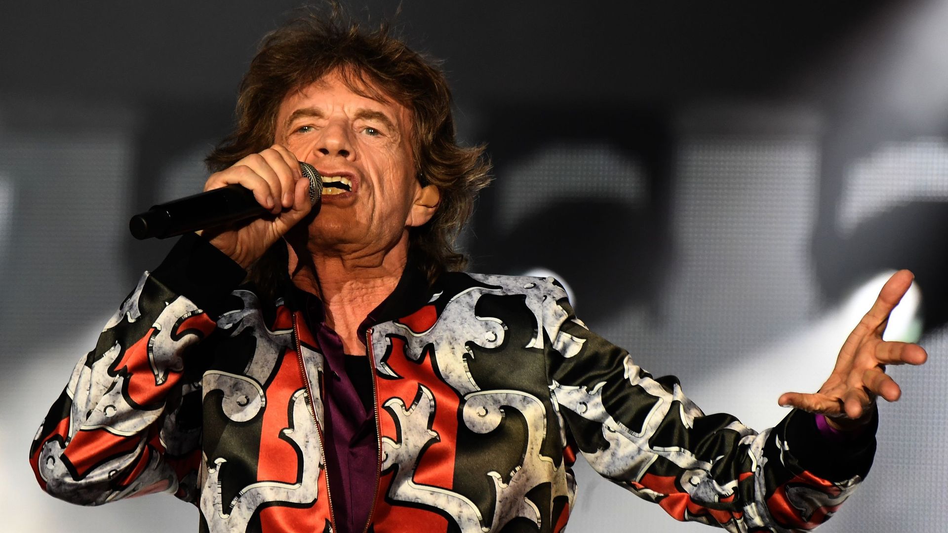 Mick Jagger va subir une opération du coeur destinée à lui remplacer une valve cardiaque, ce qui a poussé les Rolling Stones à annuler leur tournée aux Etats-Unis, a annoncé la presse spécialisée lundi.
