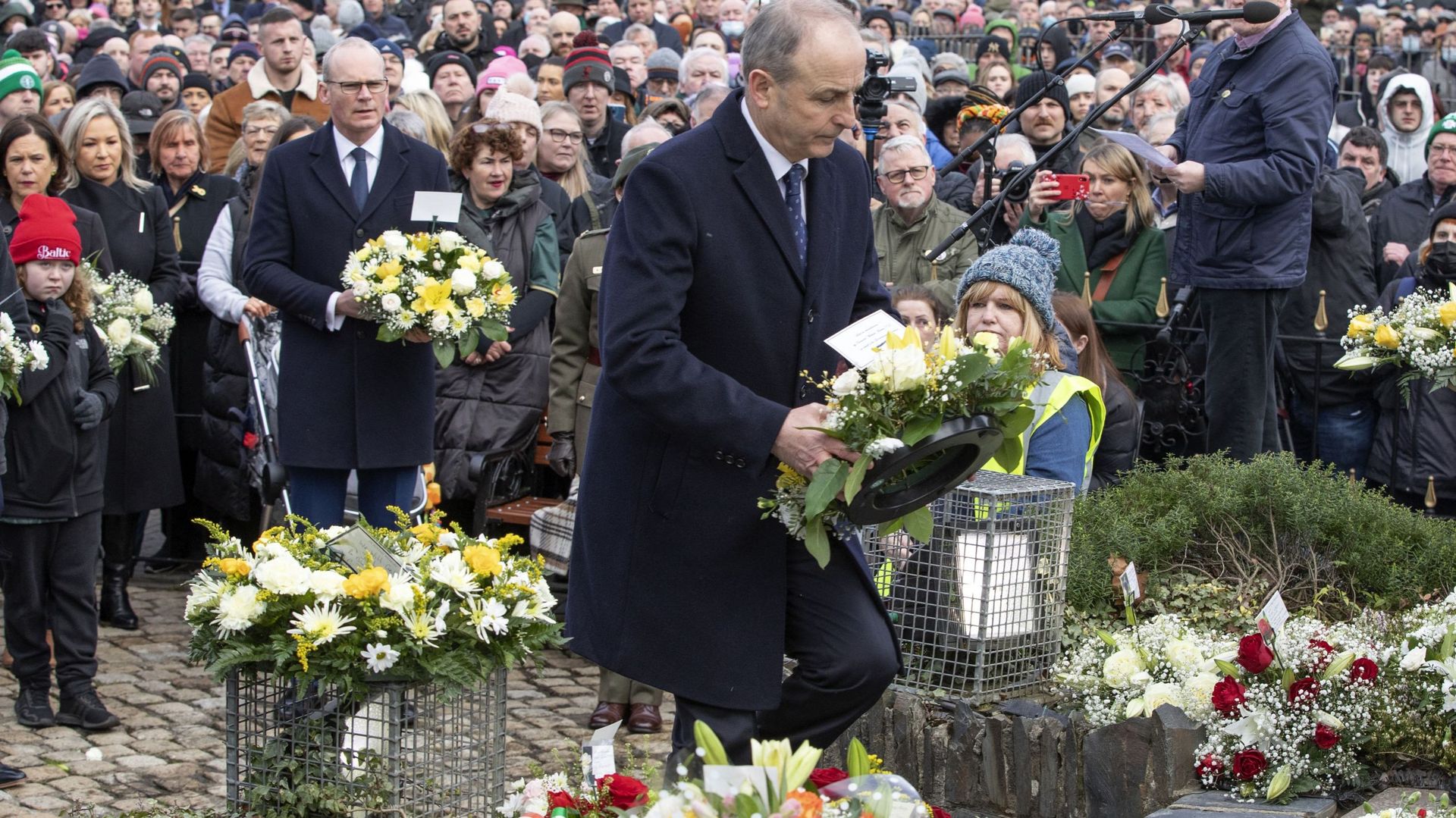 Le Taoiseach (Premier ministre) irlandais Michael Martin dépose une gerbe devant un monument dédié aux personnes tuées lors du Bloody Sunday à Londonderry (Derry), en Irlande du Nord, le 30 janvier 2022