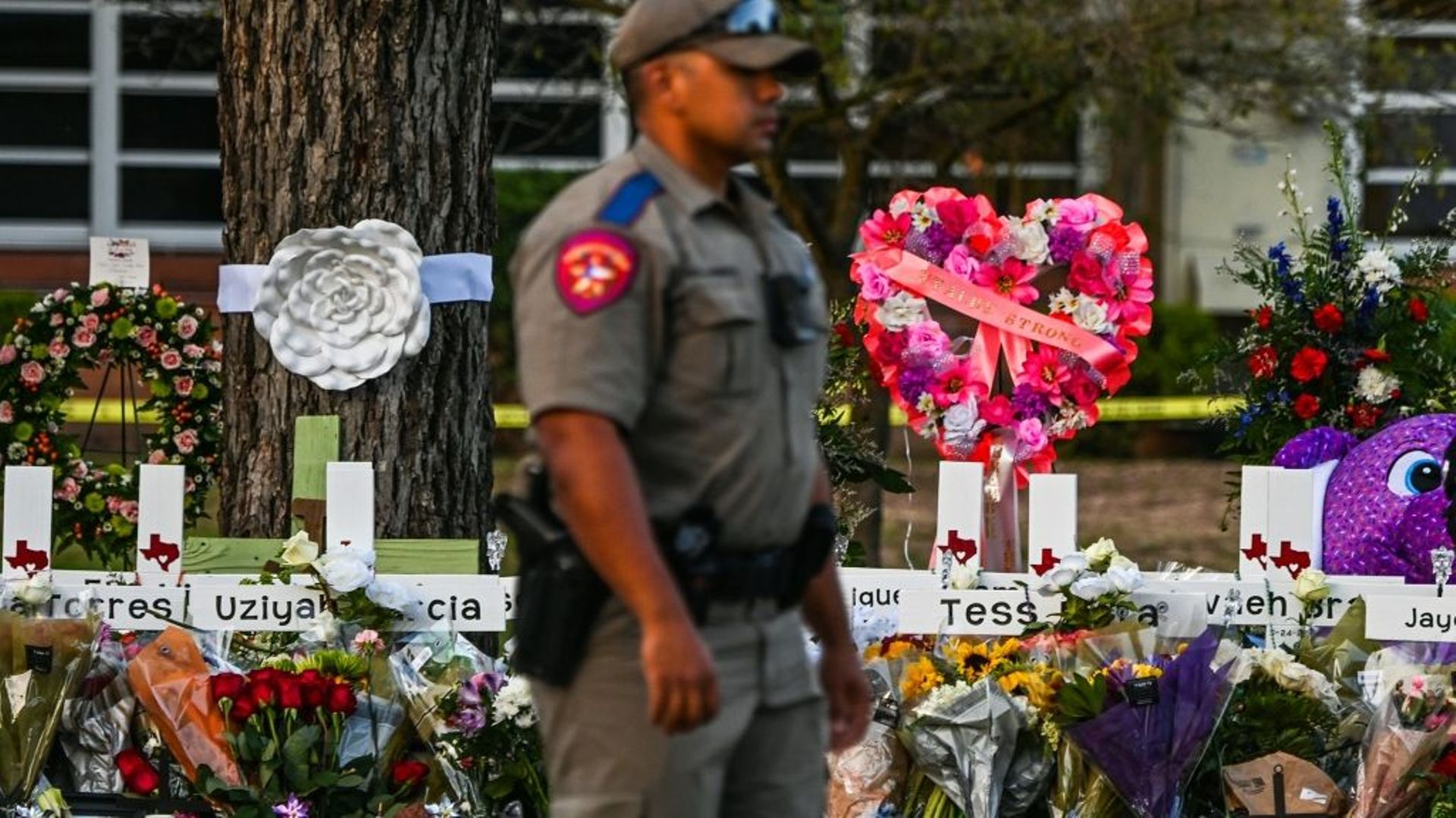 Un mémorial en mémoire des victimes de la fusillade dans une école à Uvalde, au Texas, le 27 mai 2022