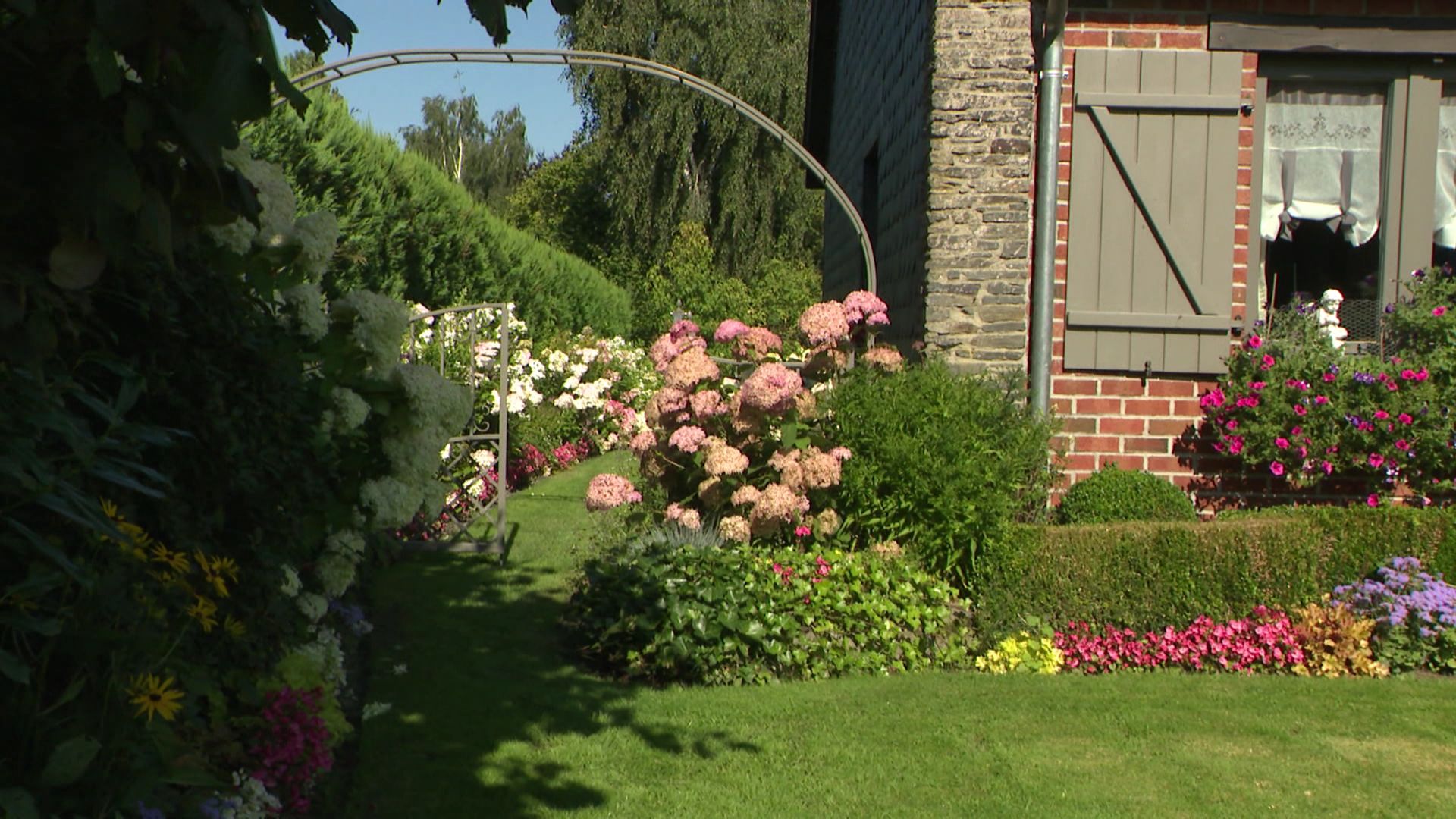 Sentier fleuri le long de la maison