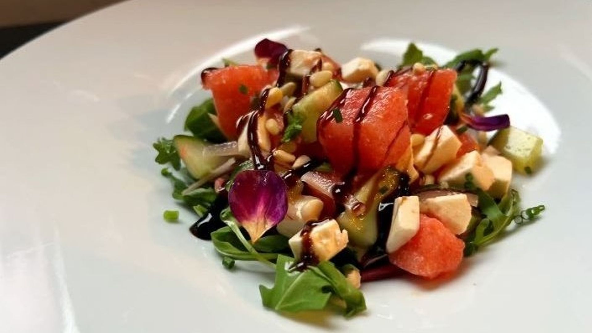 Salade de pastèque et sa sauce vinaigrette miso/agrumes : la recette de