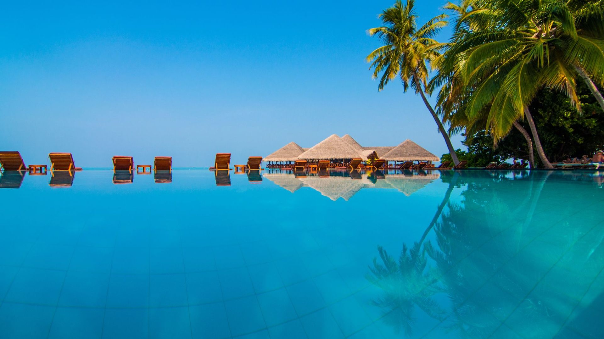 Les Maldives imposent des restrictions au tourisme après une flambée des cas de coronavirus