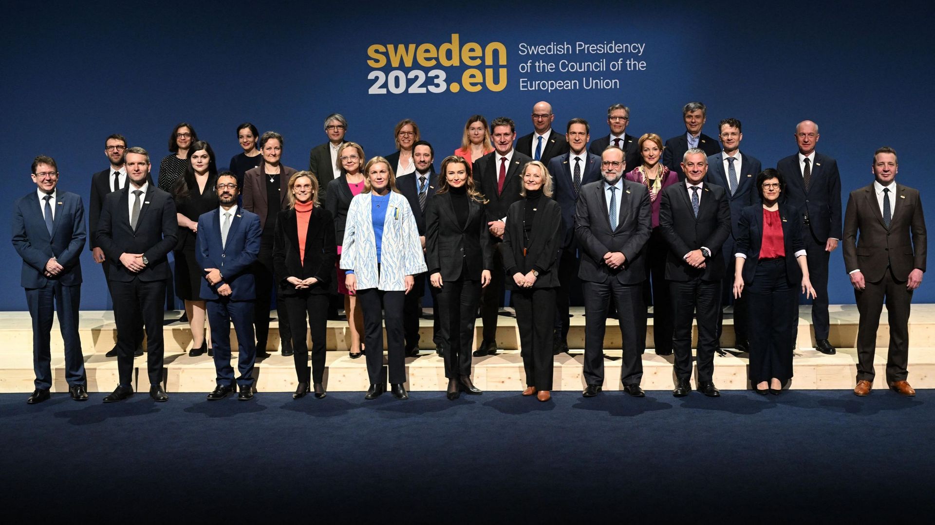 Une photo de famille montre les chefs de délégation de la session Énergie lors de la réunion informelle avec les ministres des télécommunications, des transports et de l’énergie (TTE) de l’UE au Scandinavian XPO à Marsta, près de Stockholm, en Suède, le 2