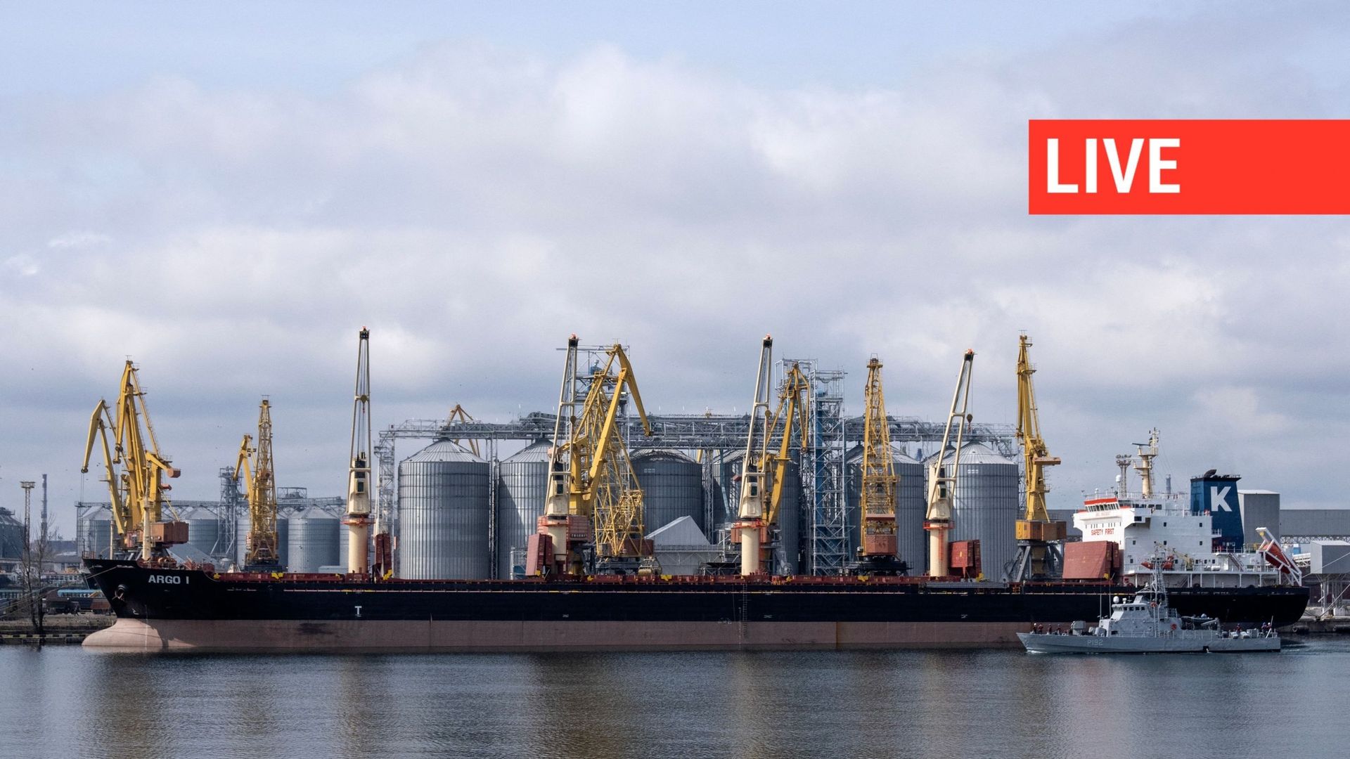 Un bateau est amarré au terminal céréalier du port d'Odessa, en Ukraine, le 10 avril 2023, d'où l'Ukraine expédie du blé conformément à l'accord sur les céréales que le pays a conclu avec la Russie.