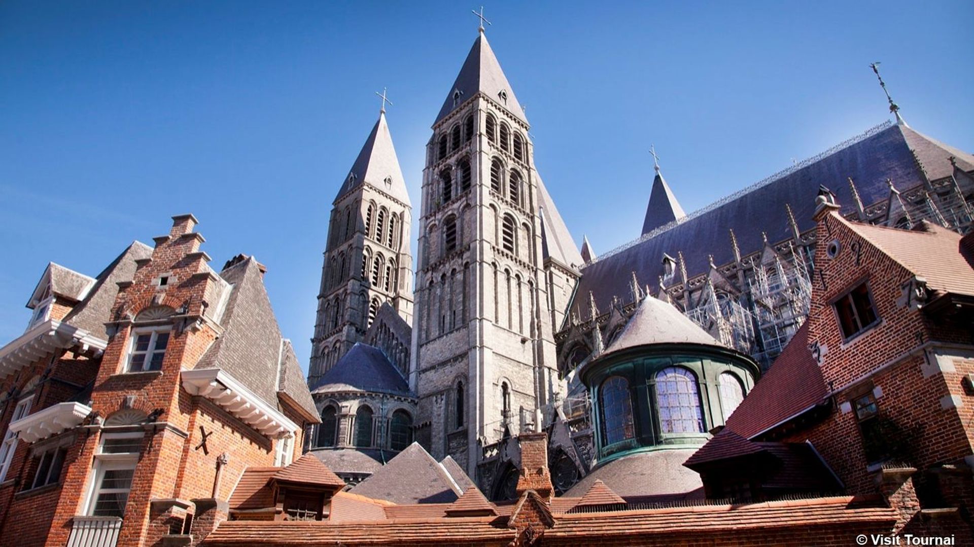 Tournai, ville millénaire dont la riche histoire se reflète à travers son extraordinaire architecture. 