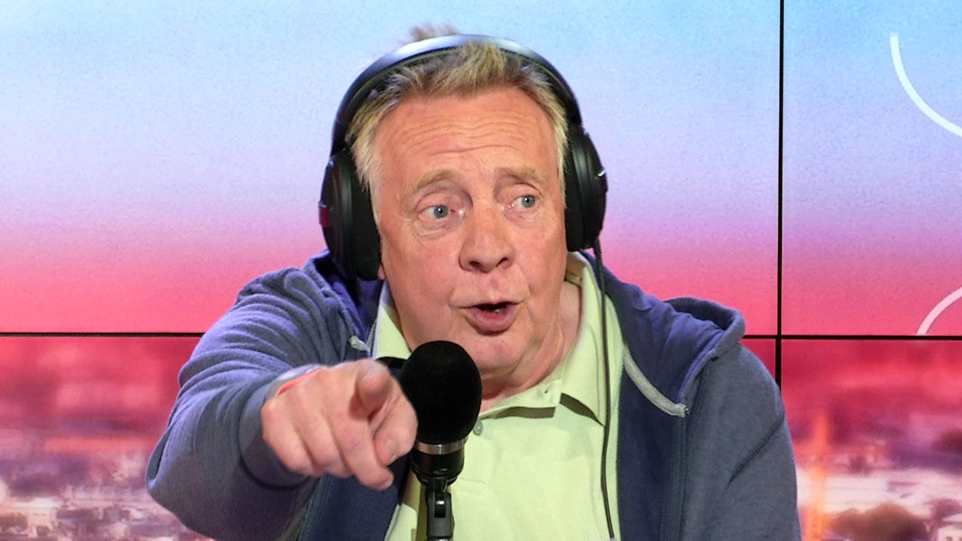 Jean-Luc Fonck, complètement déchaîné, chante 'Va te faire cuire un œuf