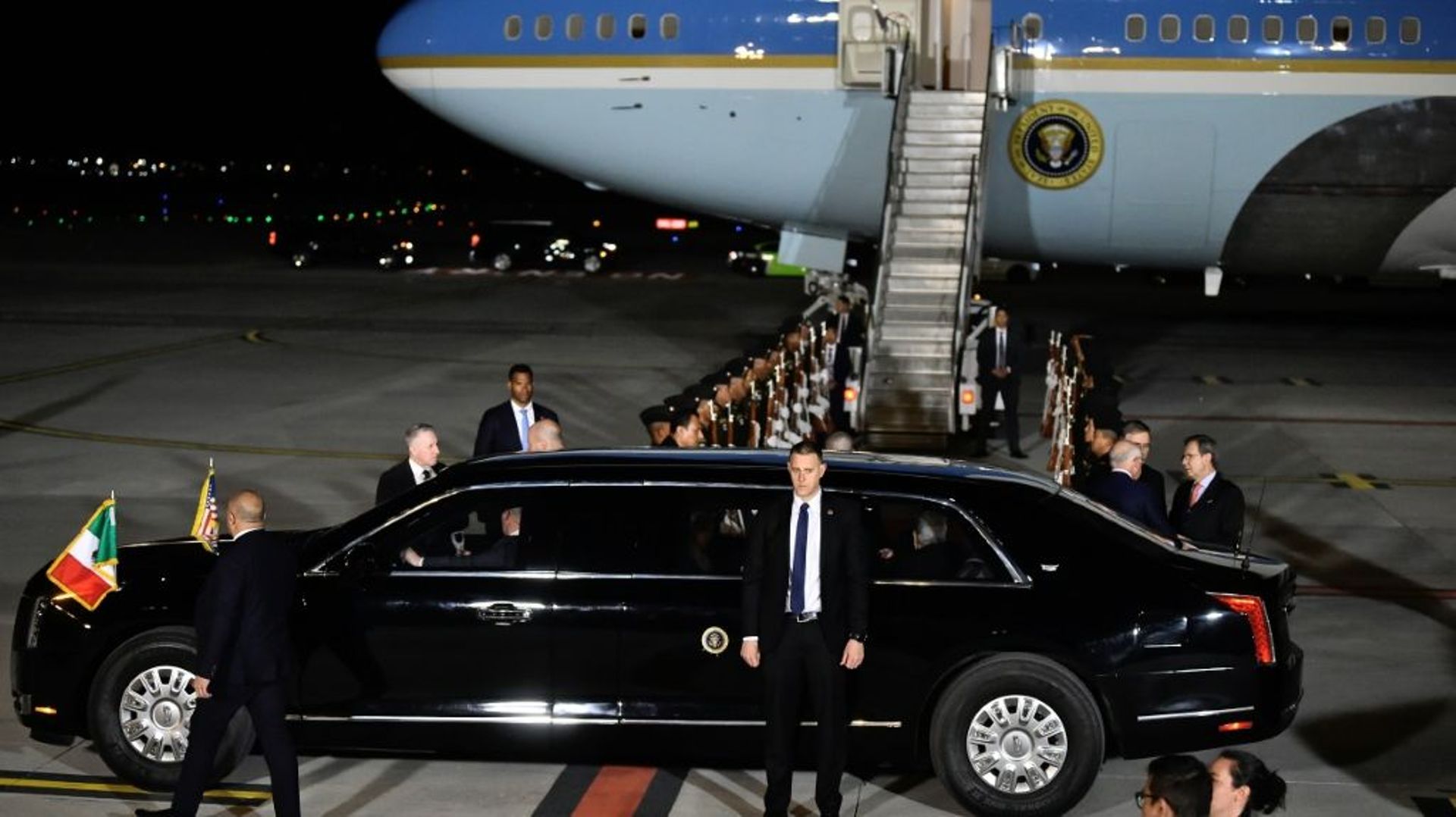 Les présidents américains et mexicains à bord de la limousine présidentielle américaine, surnommée "The Beast" (La Bête), à l'aéroport de Mexico, le 8 janvier 2023