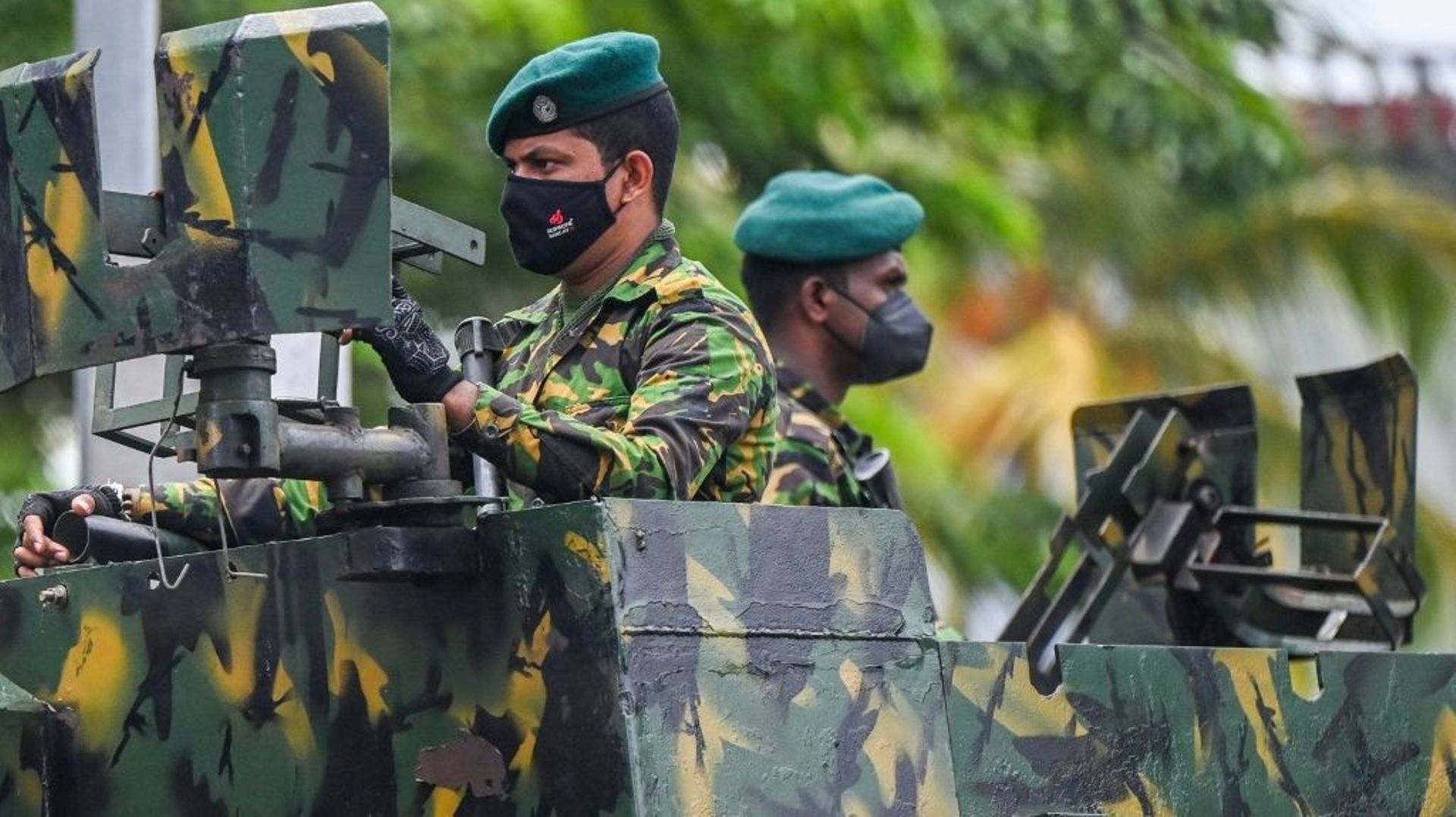 Des soldats patrouillent dans les rues de Colombo le 11 mai 2022