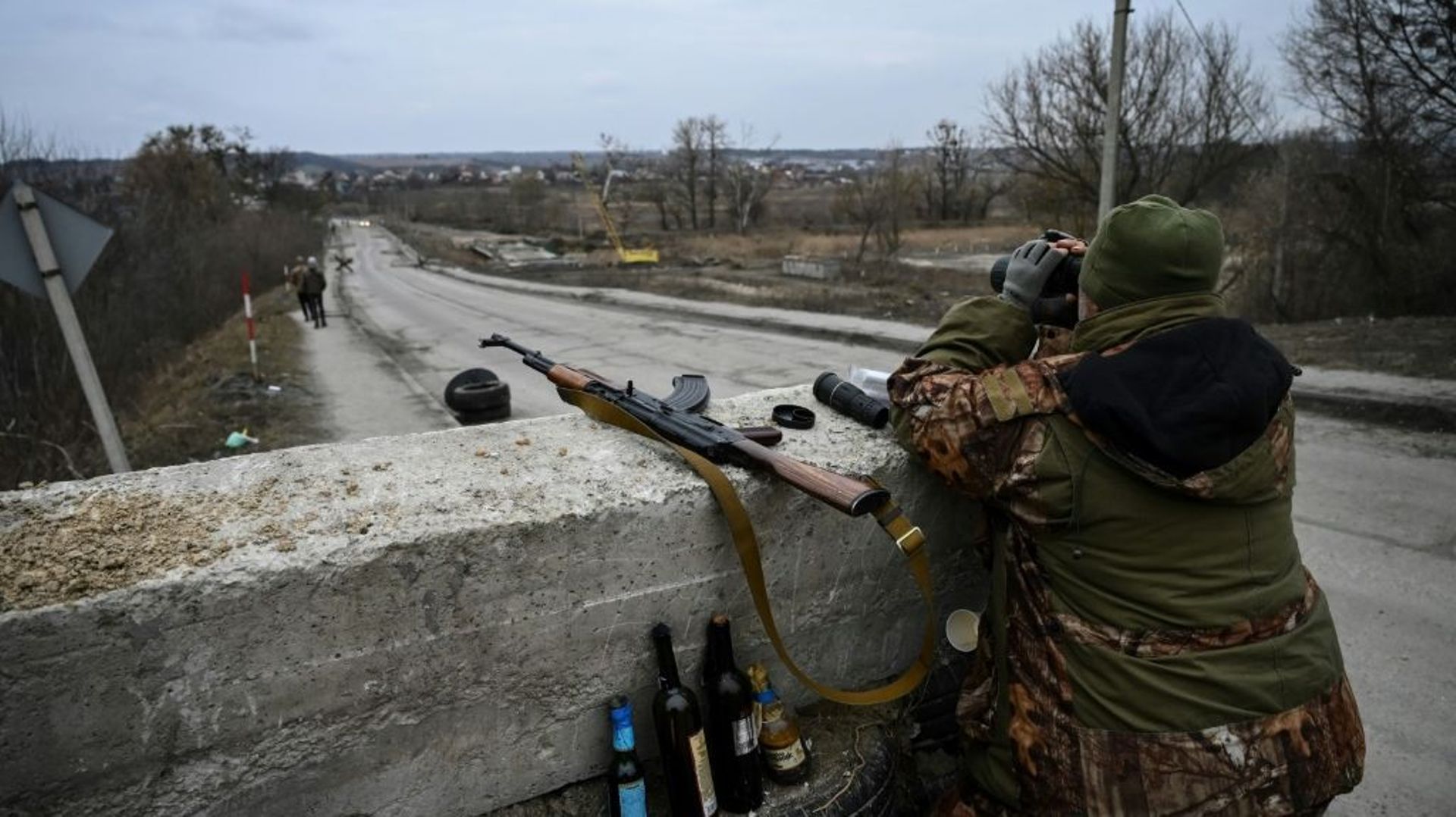 Des volontaires ukrainiens sur le dernier pont reliant Kiev à son flanc ouest, le 6 mars 2022