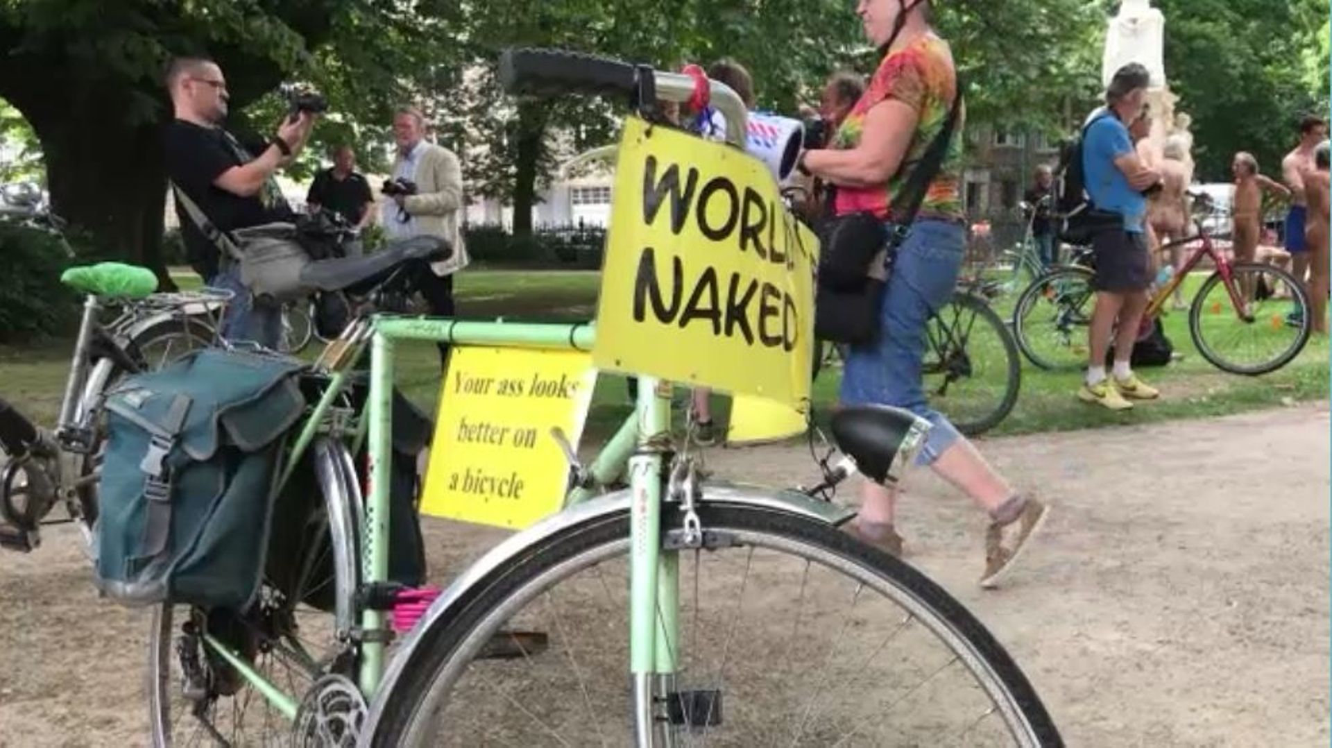Près de 300 cyclistes nus parcourent Bruxelles pour dénoncer pollution et insécurité (vidéos)