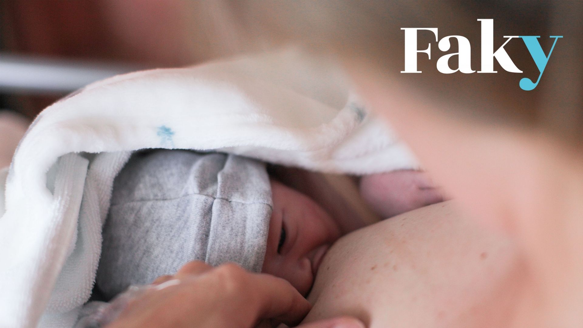 Un nouveau-né allaité pour la première fois.
