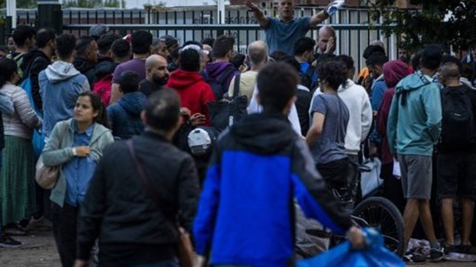 De longues files devant un centre d'enregistrement de demandeurs d'asile aux Pays-Bas