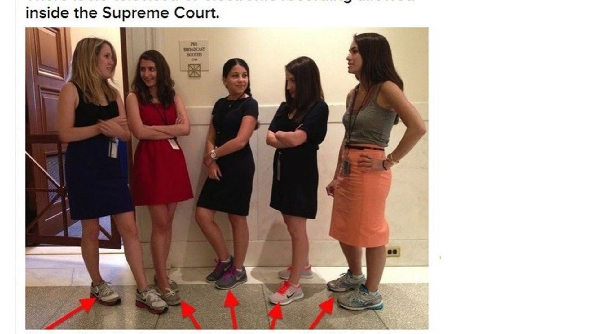 La tenue recommandée pour une stagiaire TV à la Cour Suprême: tailleur et... baskets.
