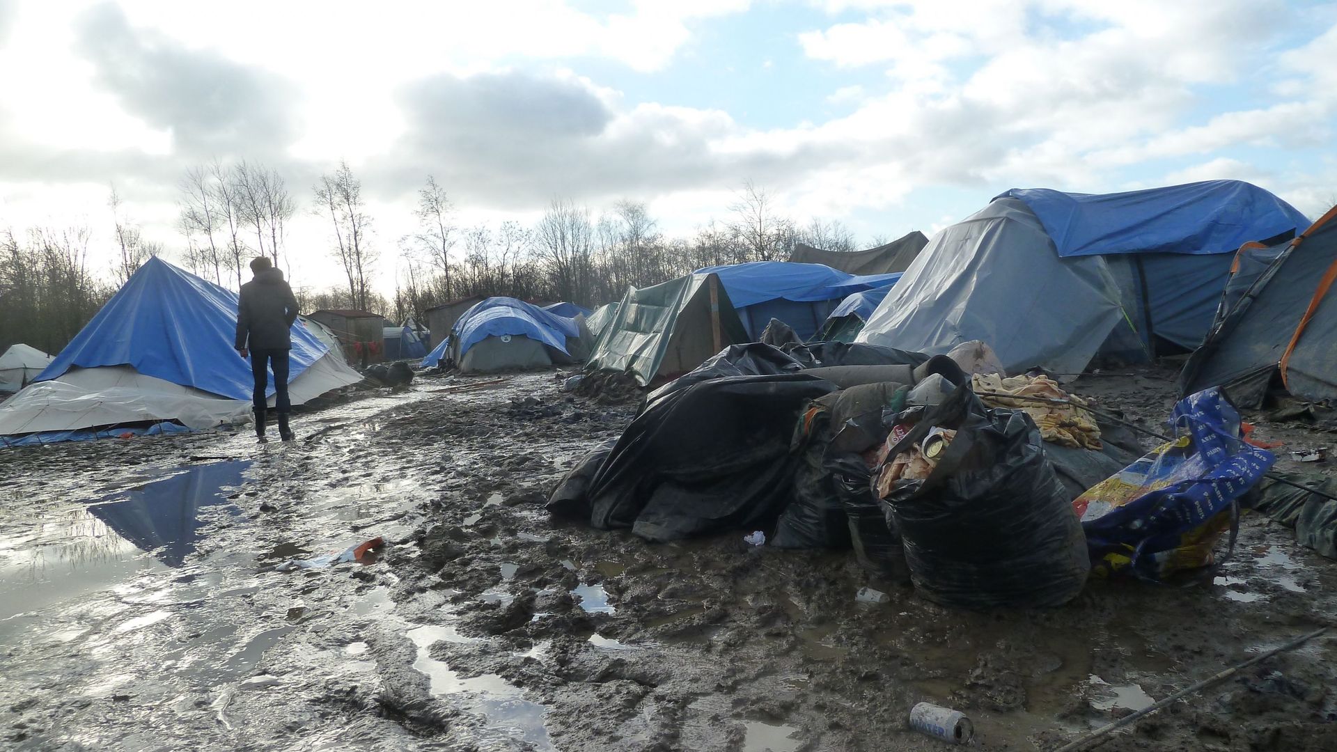 Des tentes fragiles, exposées au vent, au froid et à la boue.