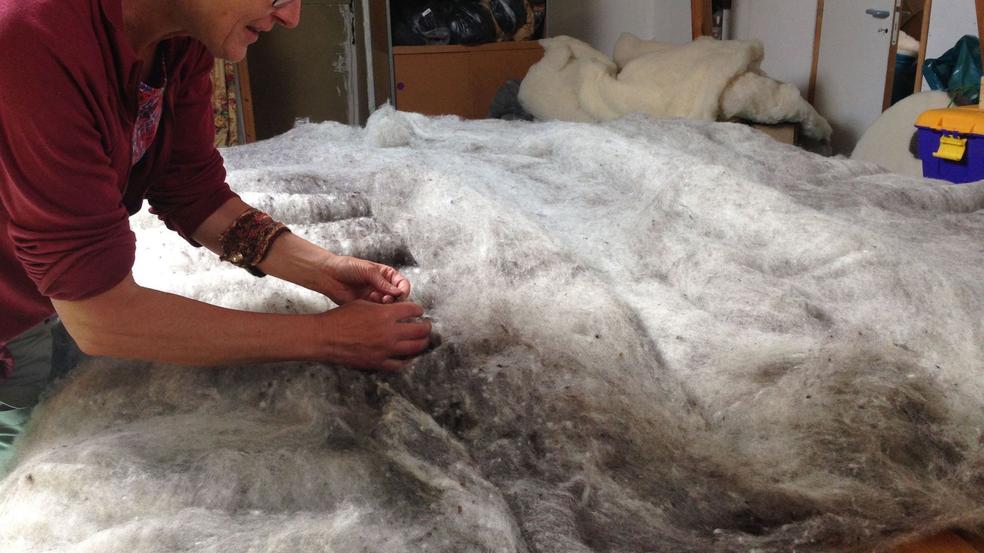 Après le nettoyage, la laine part en France ou eau Luxembourg pour revenir sous forme de grandes nappes
