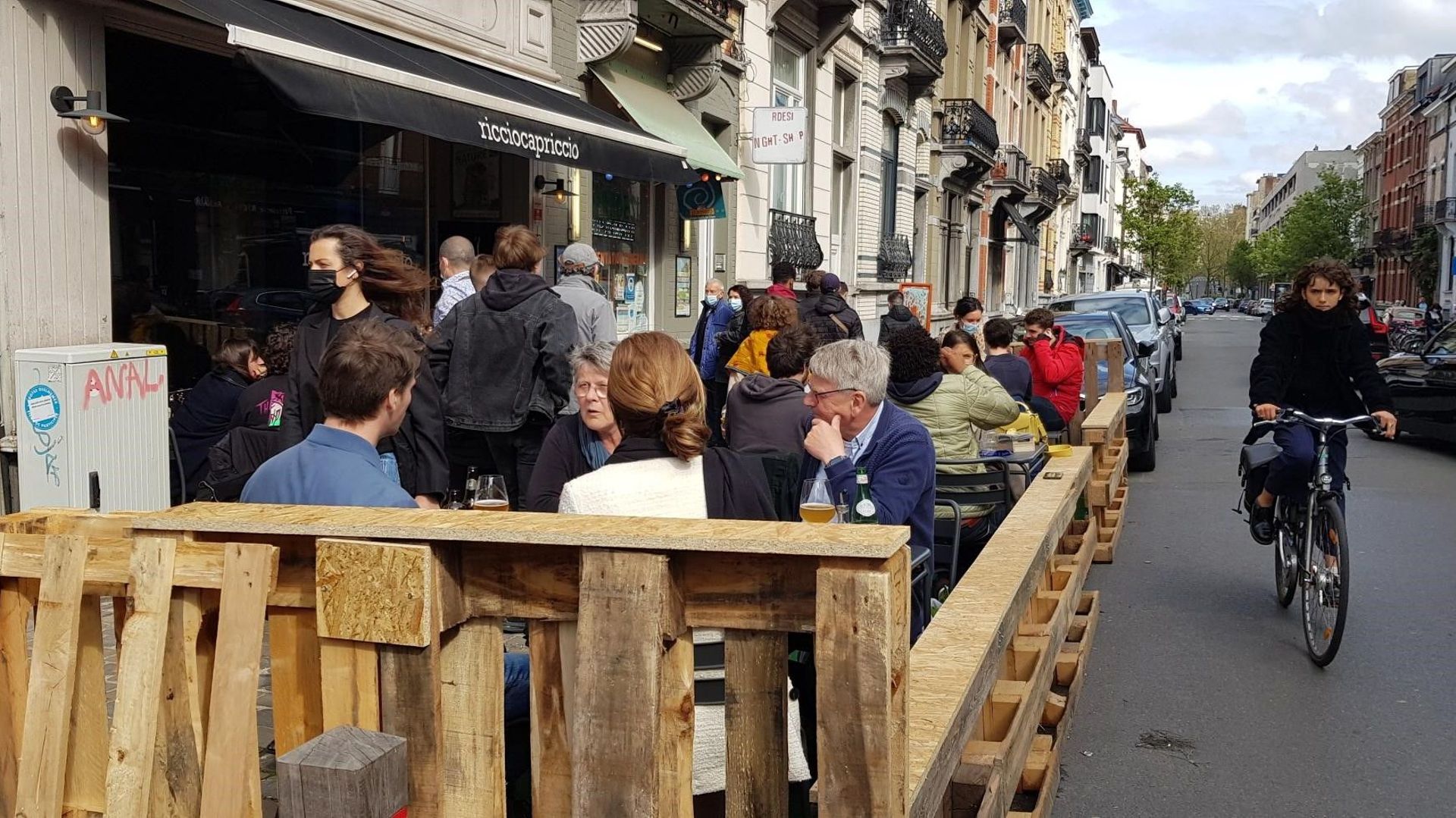 À Ixelles aussi, les gens ont repris possession des terrasses.