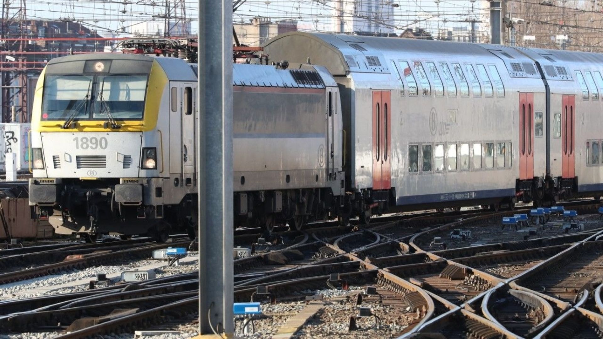 Trafic ferroviaire suspendu entre Andenne et Huy après un accident sur un passage à niveau