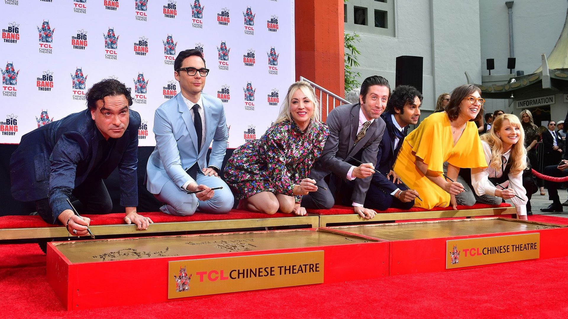 Les acteurs de "Big Bang Theory" ont laissé mercredi leurs empreintes dans le ciment au Chinese Theatre, cinéma historique de Hollywood, au lendemain du dernier jour de tournage de la série à succès.