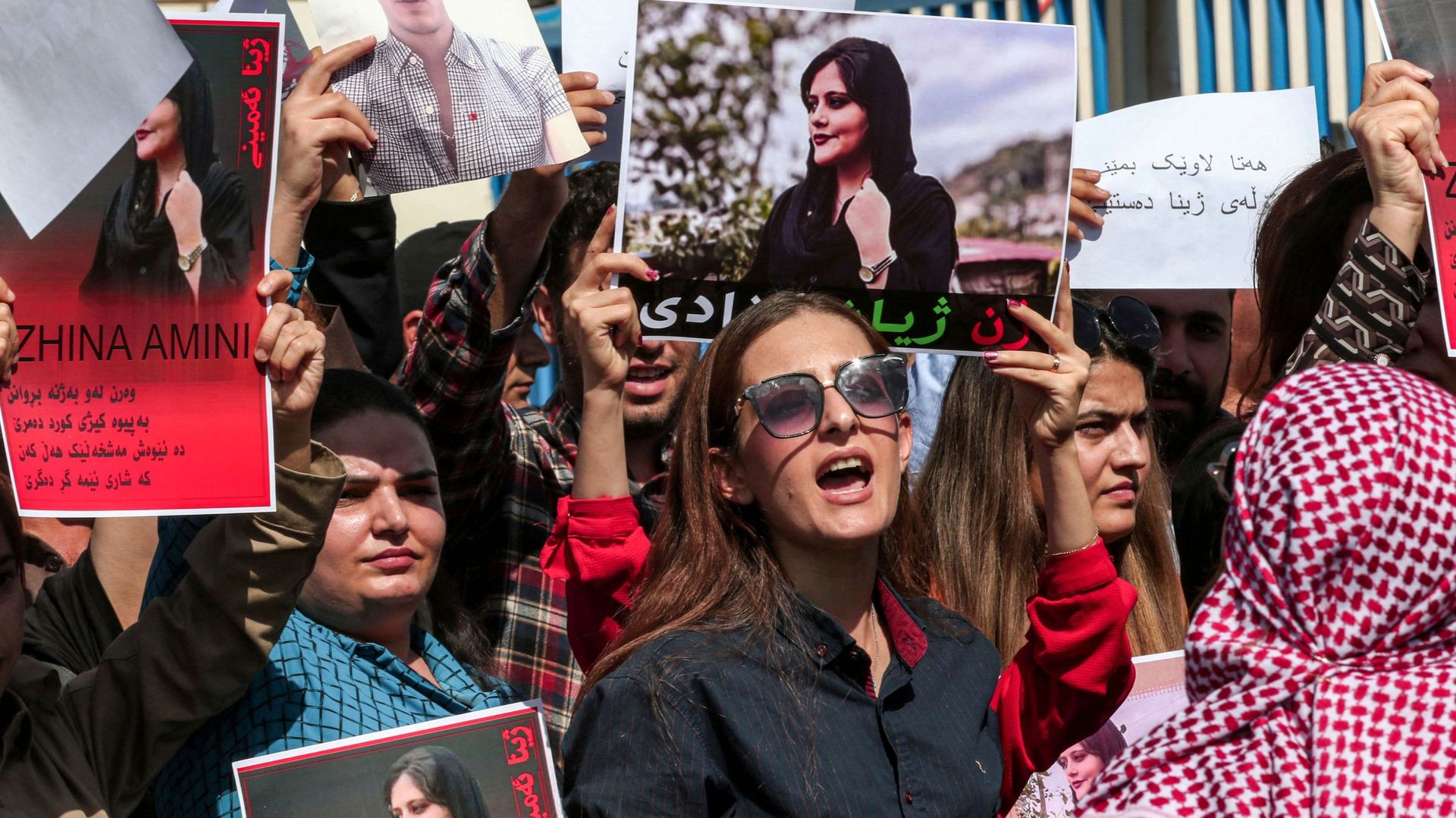Des femmes scandent des slogans et brandissent des pancartes représentant l’image de Mahsa Amini, 22 ans, décédée alors qu’elle était détenue par les autorités iraniennes, lors d’une manifestation dénonçant sa mort, organisée par des Kurdes irakiens et ir