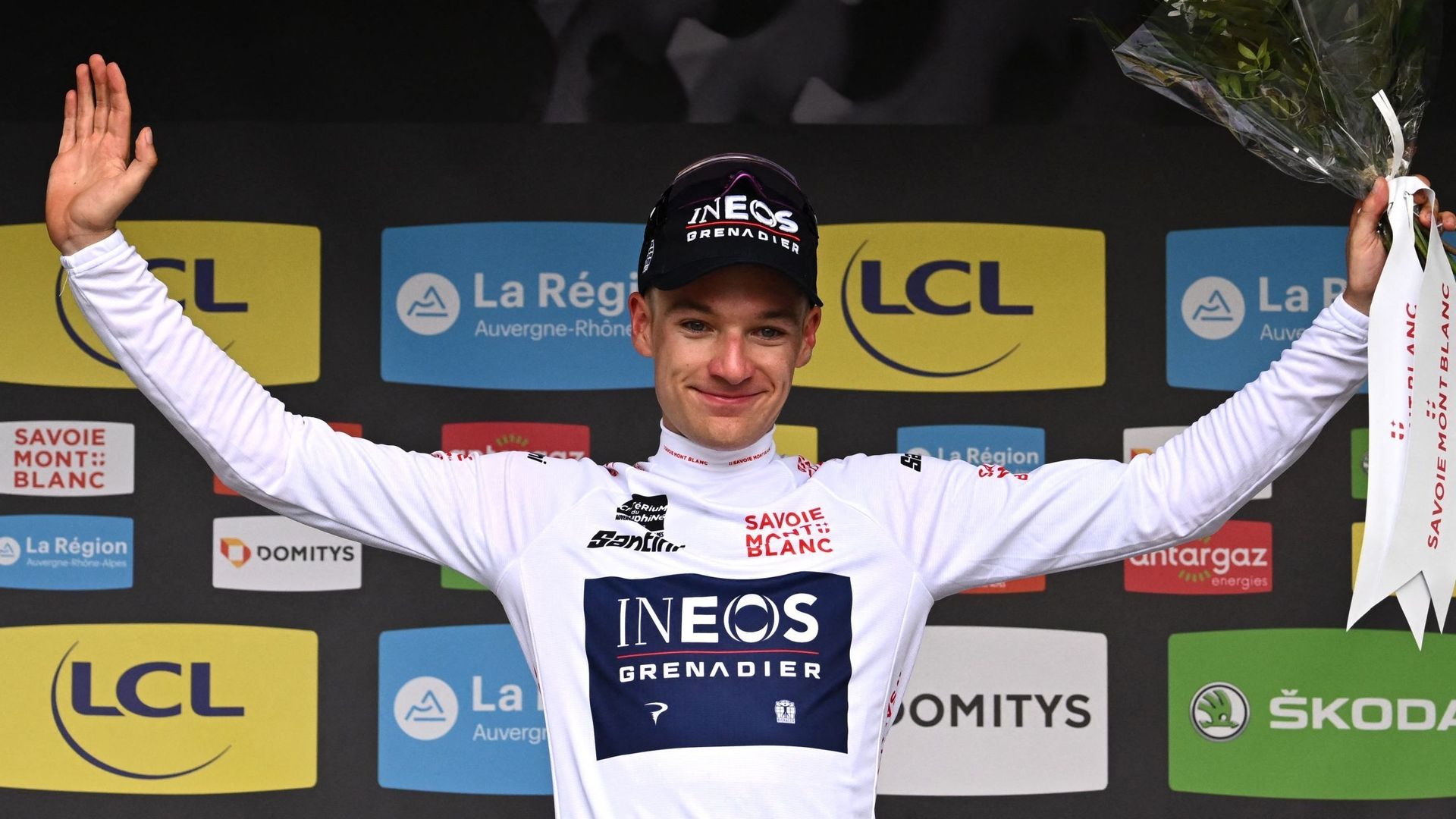 Cyclisme : Ethan Hayter, avec le maillot blanc de meilleur jeune, sur le podium du Critérium du Dauphiné 2022. Comme Wout van Aert, le Britannique brille sur plusieurs terrains du cyclisme.